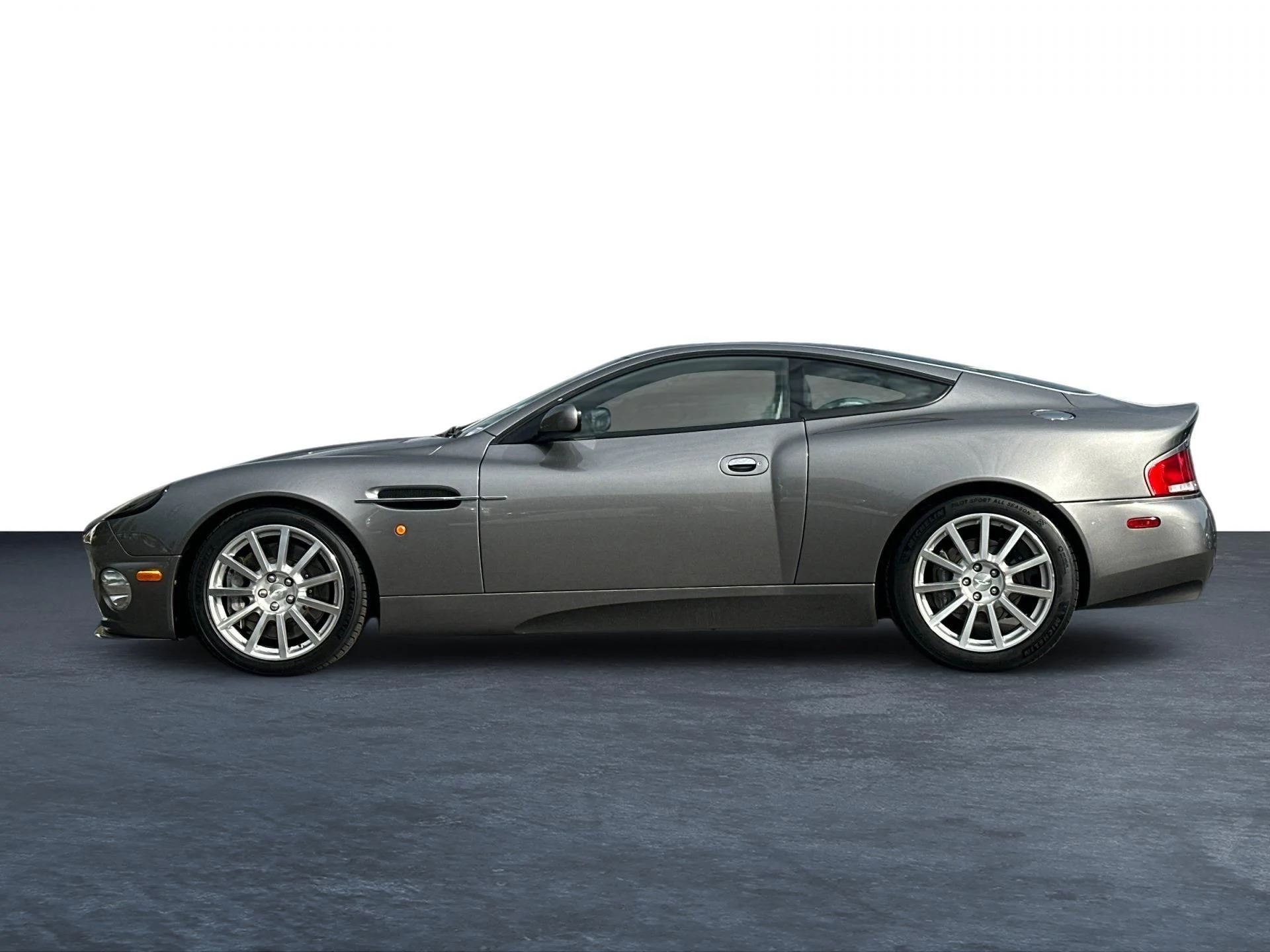 mph025_2178940741_Used_2005_Aston_Martin_Vanquish_S_1772012916_fed69b2f2e