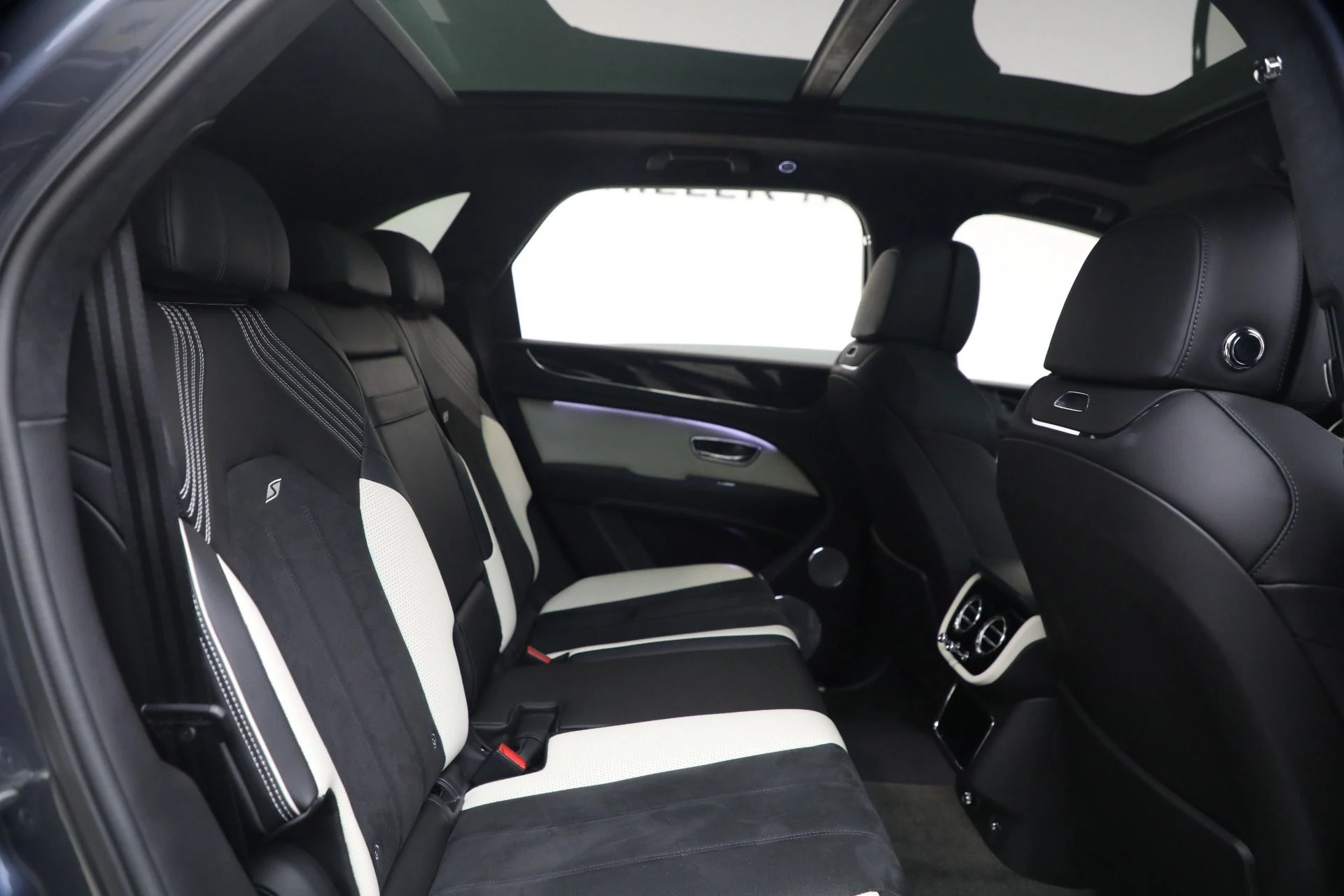 mph025_2180164792_Used_2023_Bentley_Bentayga_S_V8_1764971299_01620ebc3f