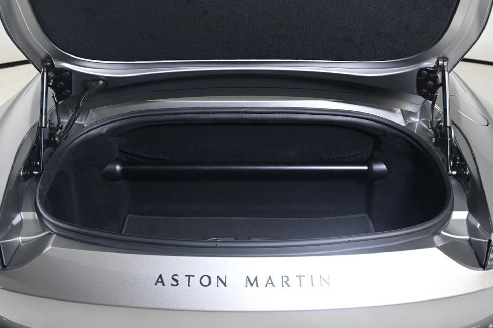 mph025_2209587984_new_2026_aston_martin_vantage_sroadster_11350_22956754_25_1024_8a931daebd