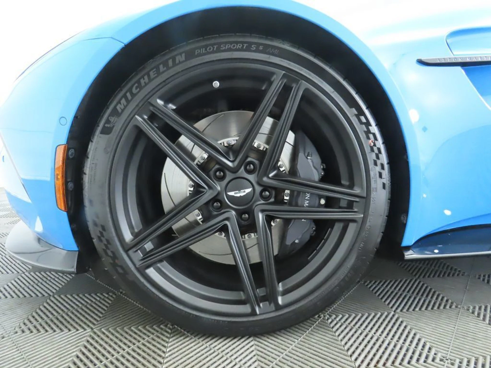 mph025_2211615429_used_2025_aston_martin_vantage_coupe_8119_23008719_26_1024_45d030b028