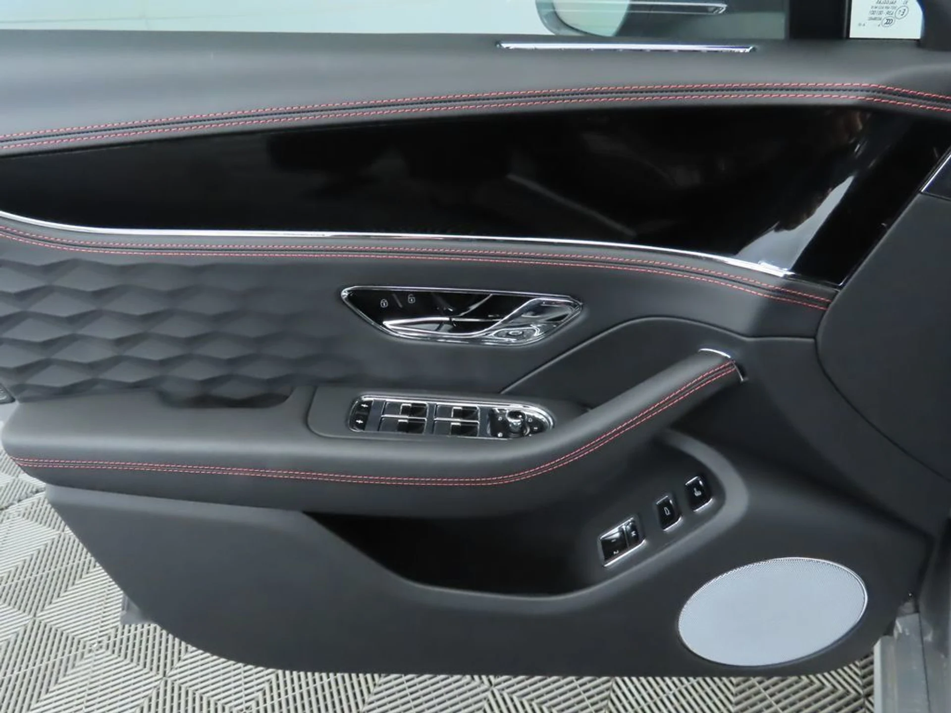 mph025_221377466_new_2025_bentley_flying_spur_speedsedan_8119_22891449_26_1024_e6ace69d5f