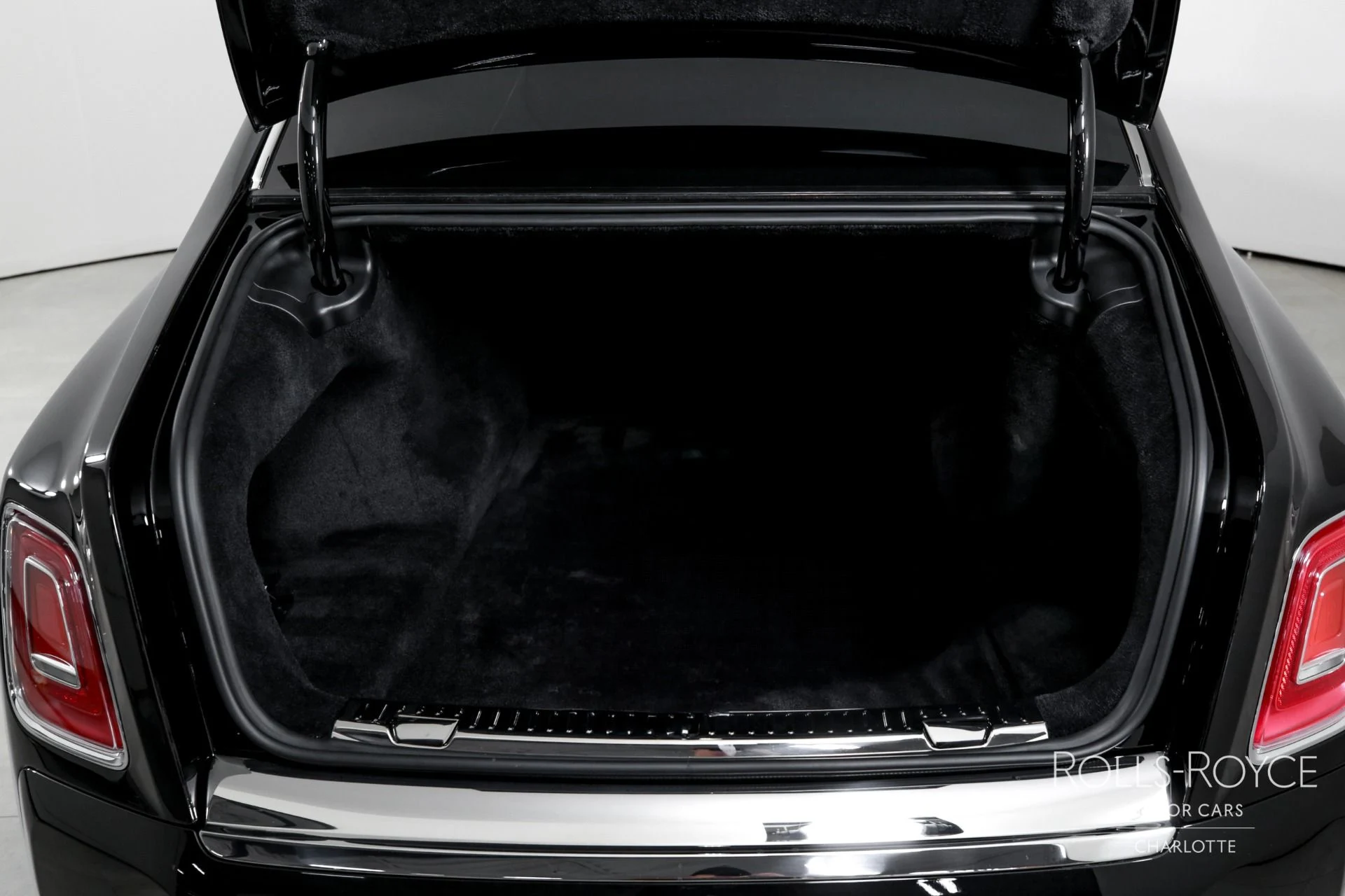 mph025_2218952695_Used_2025_Rolls_Royce_Phantom_1767376203_51590a21d1