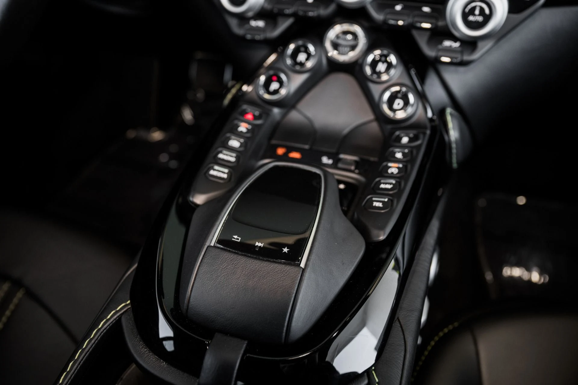 mph025_2223128109_Used_2020_Aston_Martin_Vantage_V8_Coupe_1690551431_e4cbb10204