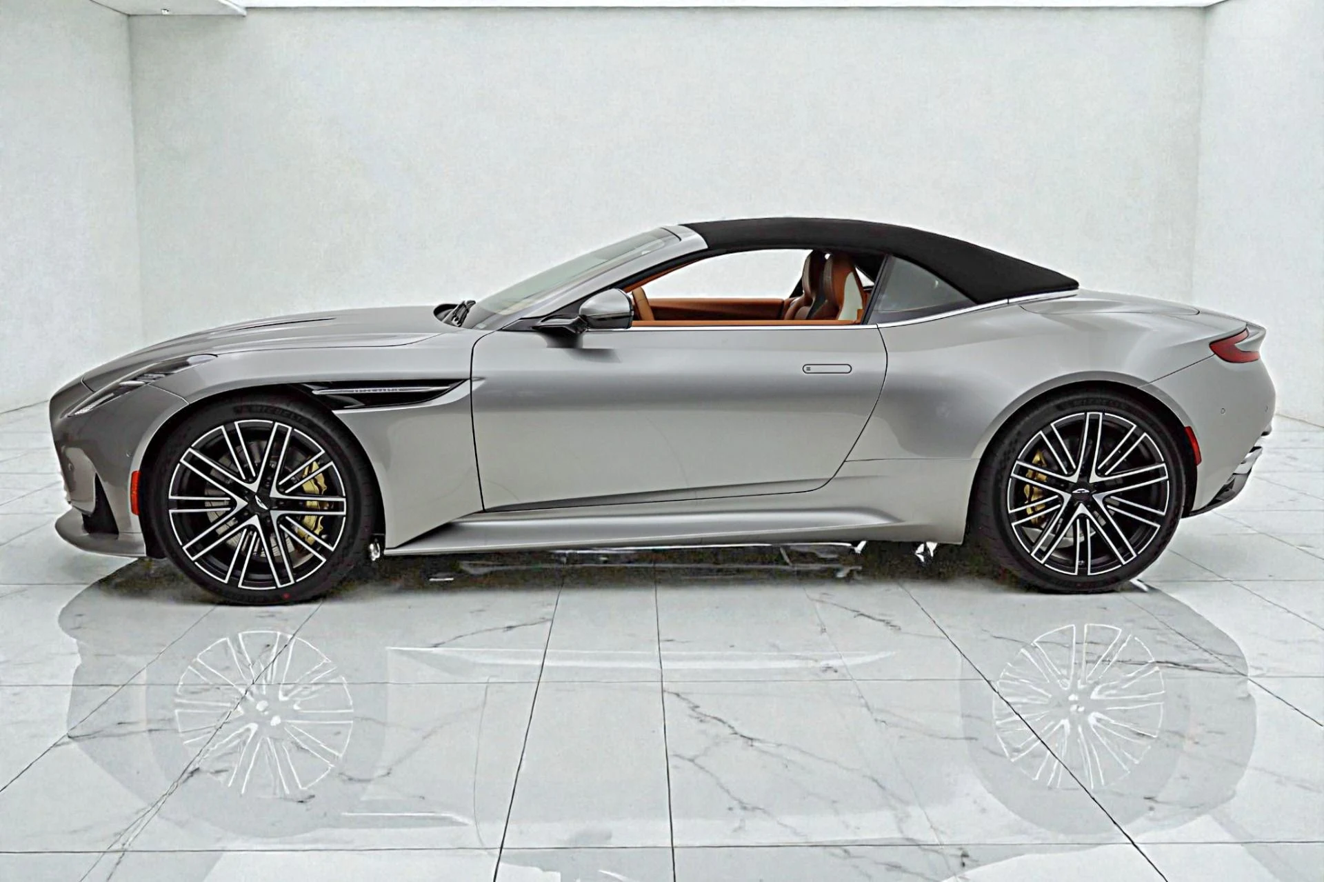 mph025_2227134715_New_2026_Aston_Martin_DB_12_Volante_4acf6daa41