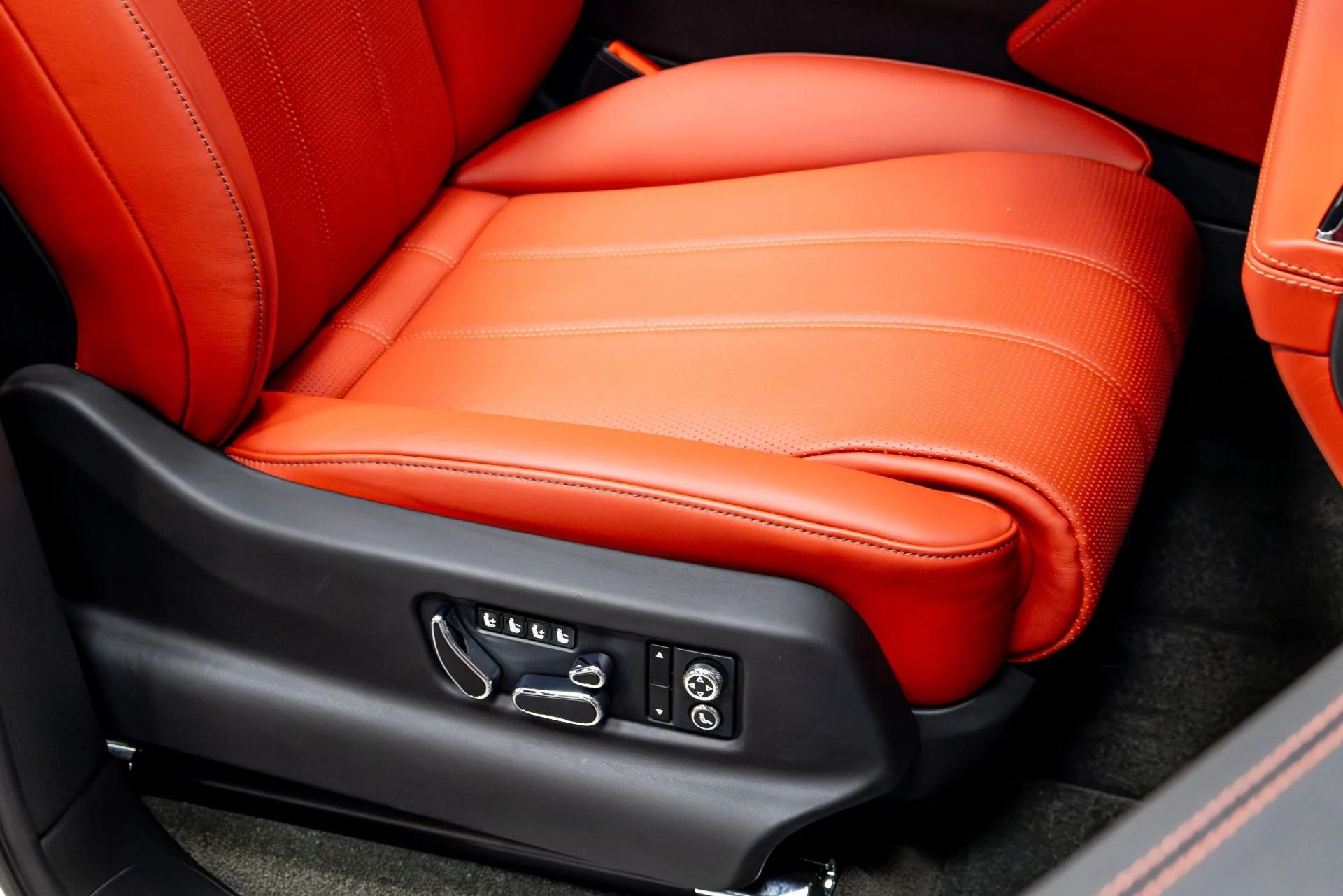 mph025_2237311490_Used_2020_Bentley_Bentayga_V8_1774292202_624e3b2008