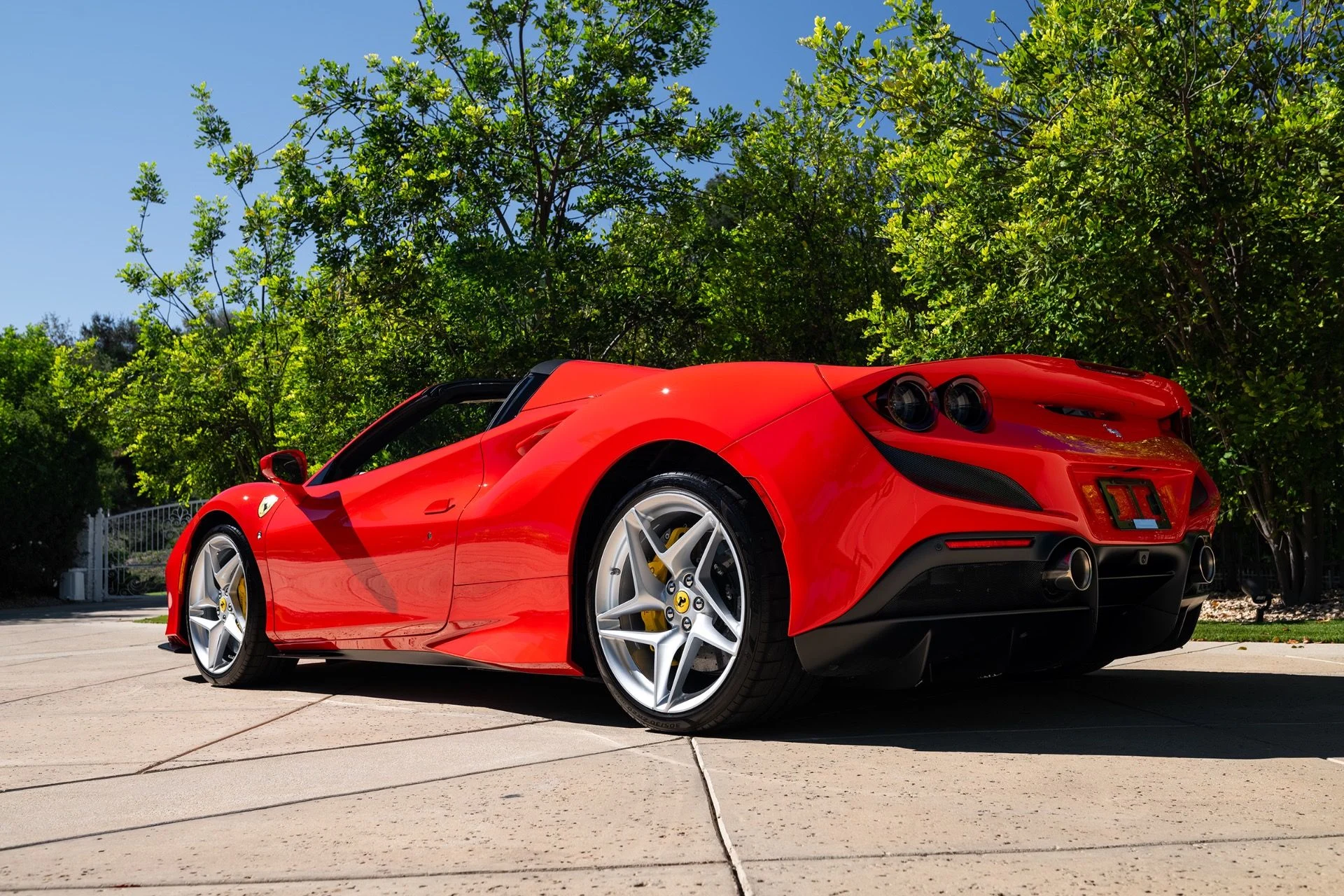 mph025_2241468993_Used_2022_Ferrari_F8_Spider_1791574017_80f8726a3f