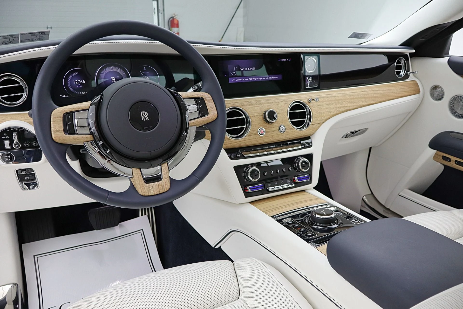 mph025_2242635127_New_2025_Rolls_Royce_Ghost_LEASE_OPTIONS_AVAILABLE_659849f56d