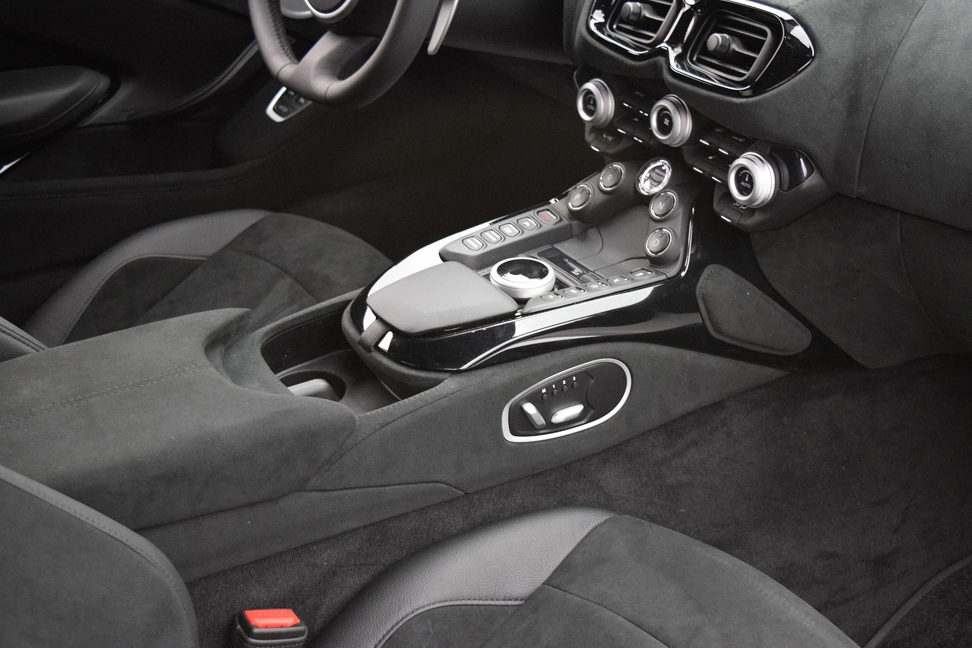 mph025_225169053_Used_2020_Aston_Martin_Vantage_Coupe_fe042ff084