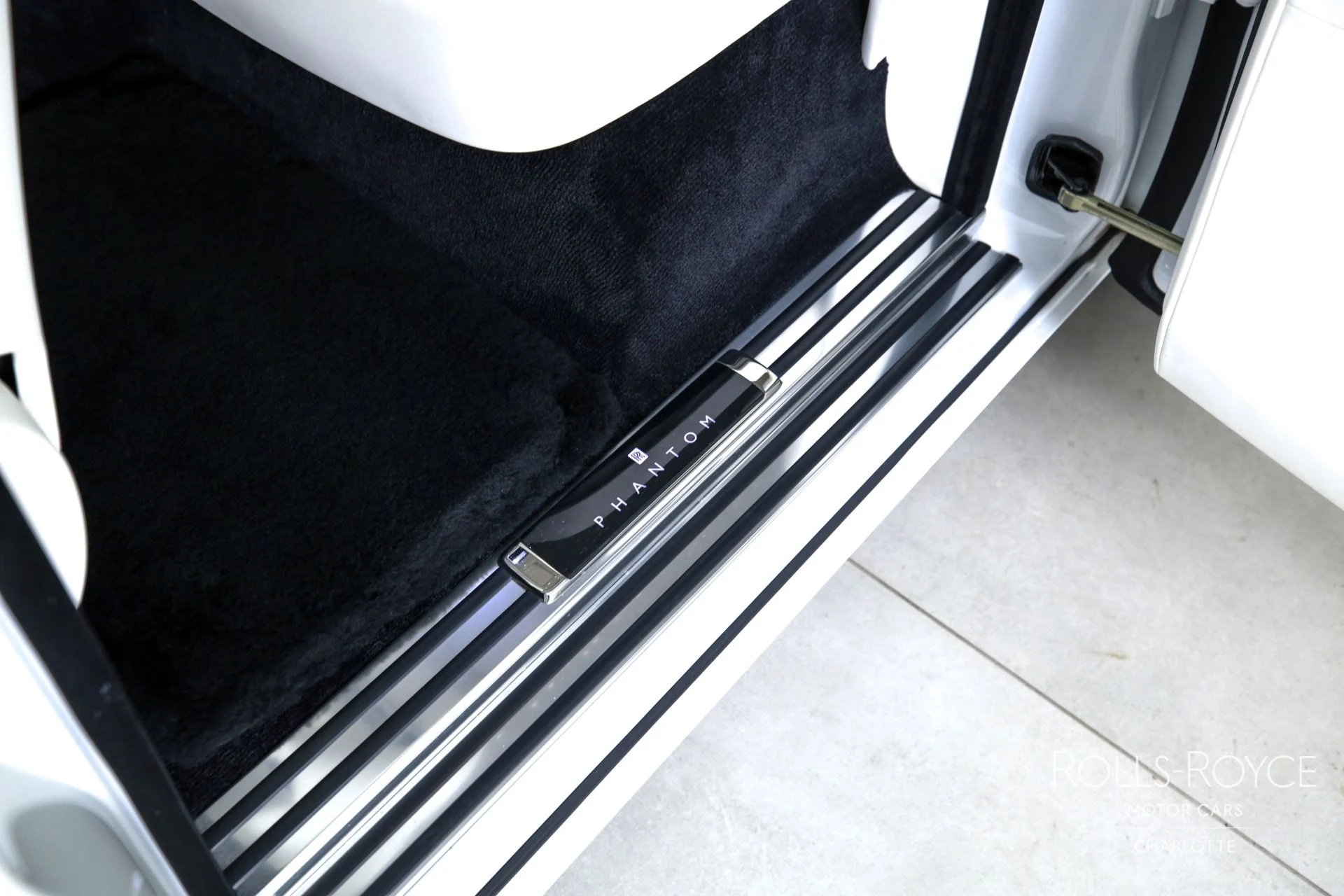 mph025_2252989300_Used_2024_Rolls_Royce_Phantom_1767116656_9289fc8f89