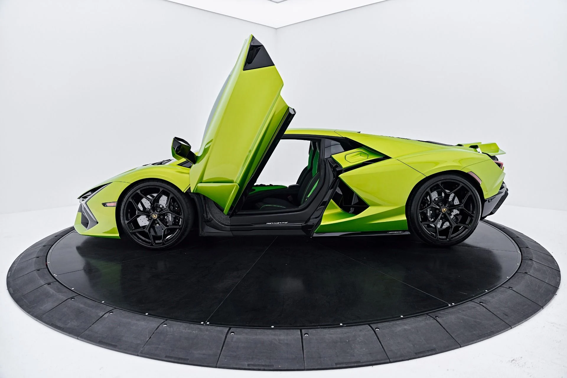 mph025_226735322_Used_2025_Lamborghini_Revuelto_Base_1785288815_d7dbbce6c1