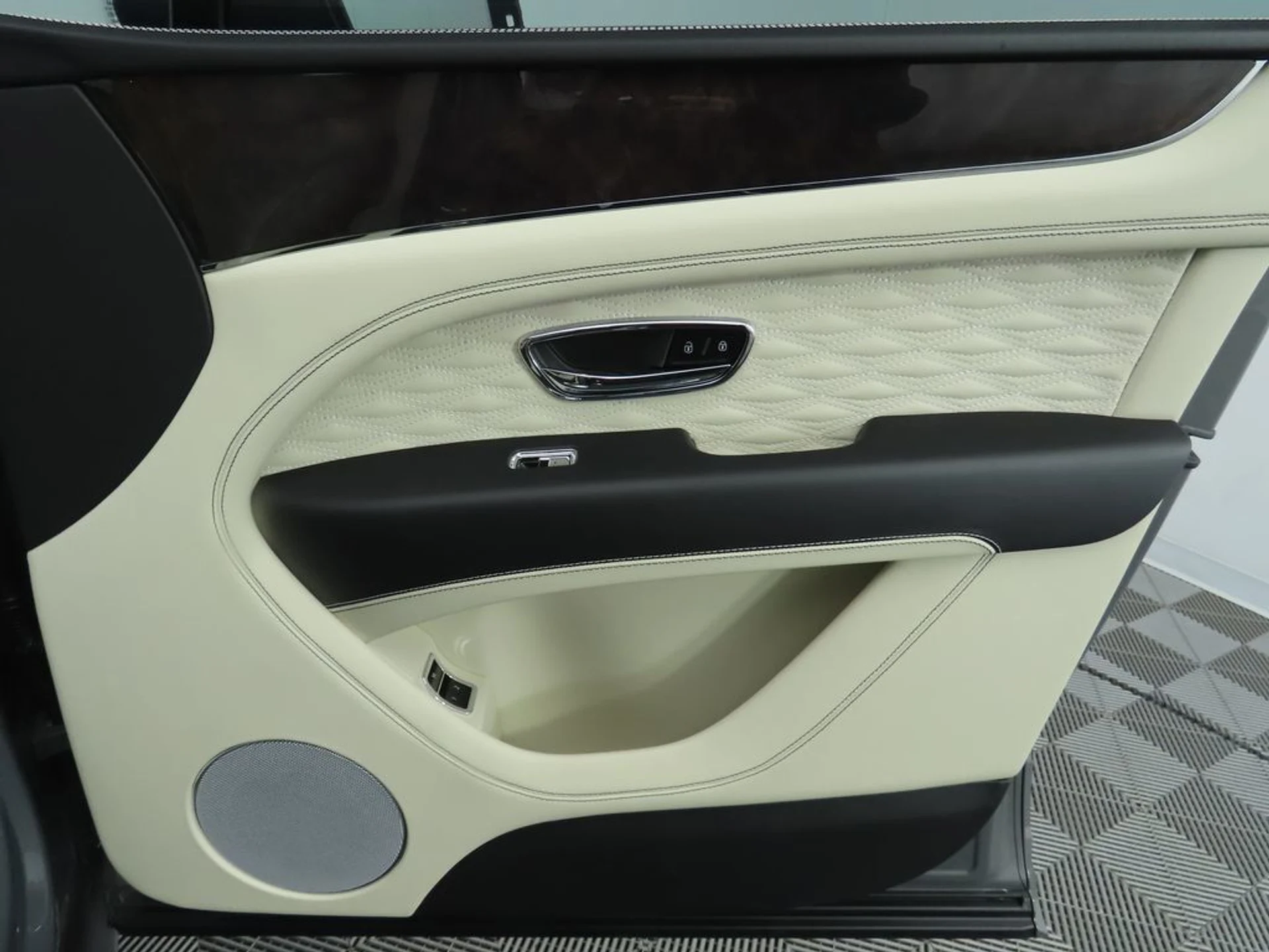 mph025_2272516826_new_2026_bentley_bentayga_8119_22950936_26_1024_443696879a