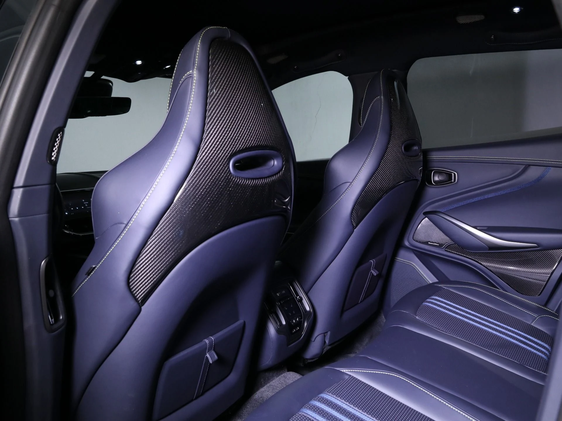 mph025_2272919258_Used_2025_Aston_Martin_DBX_707_1758482784_cdbabec9f0