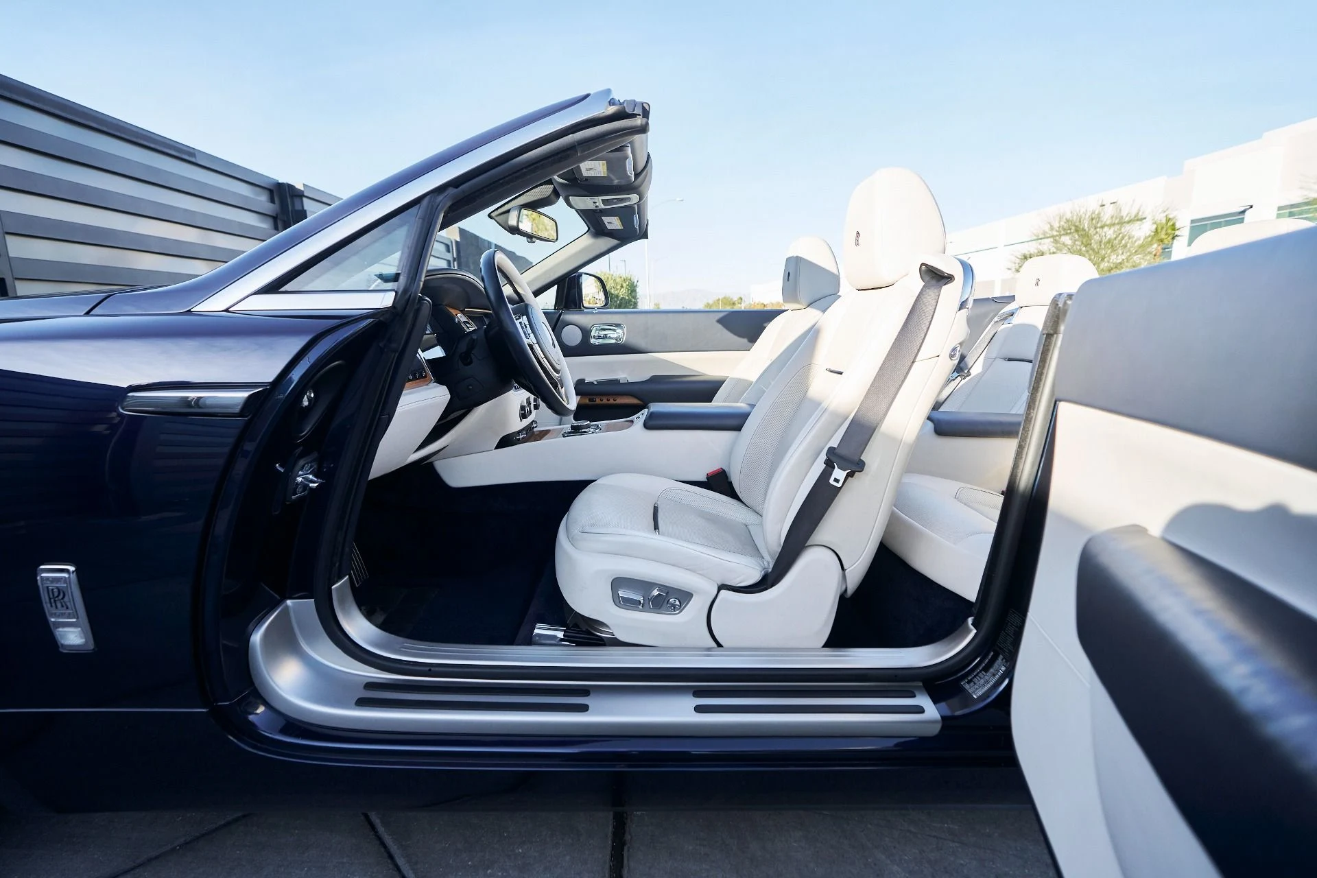 mph025_2278199111_Used_2018_Rolls_Royce_Dawn_1764124359_99b0faf035