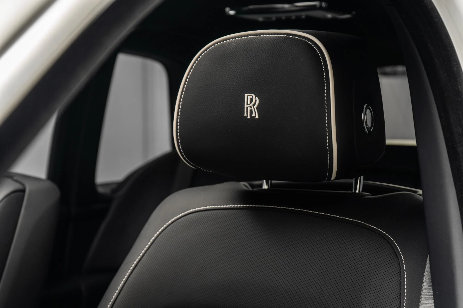 mph025_2290408152_Used_2020_Rolls_Royce_Cullinan_1759852879_f1827ea2f0