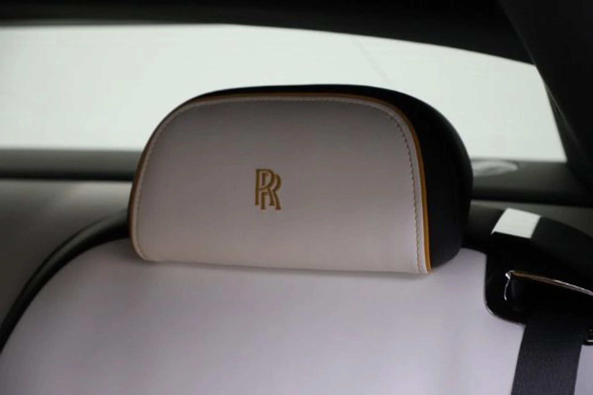 mph025_2291829013_New_2025_Rolls_Royce_Black_Badge_Spectre_b8c8d4ef0f