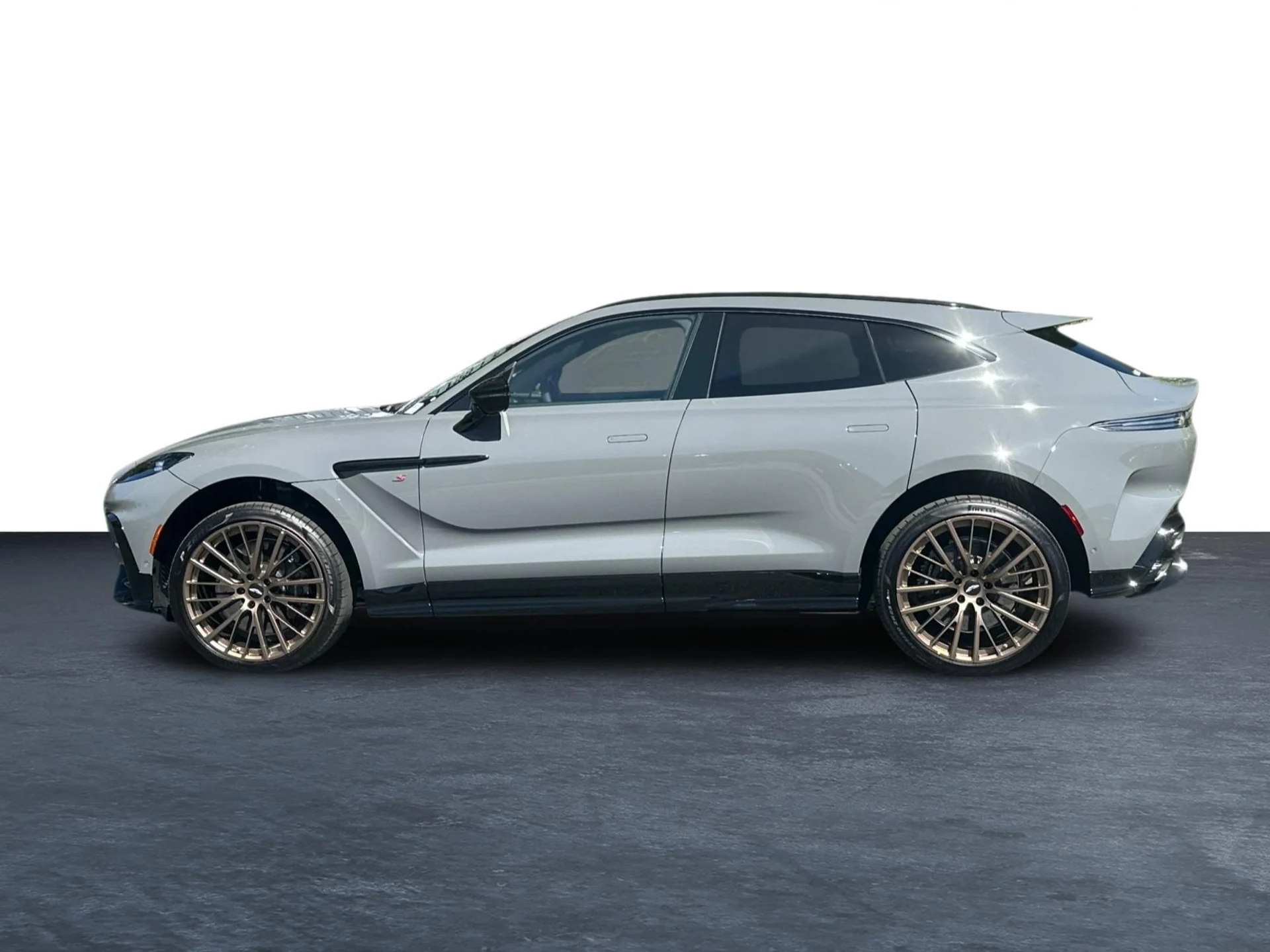 mph025_2296839382_New_2026_Aston_Martin_DBX_S_1790736461_bdb3fbec93