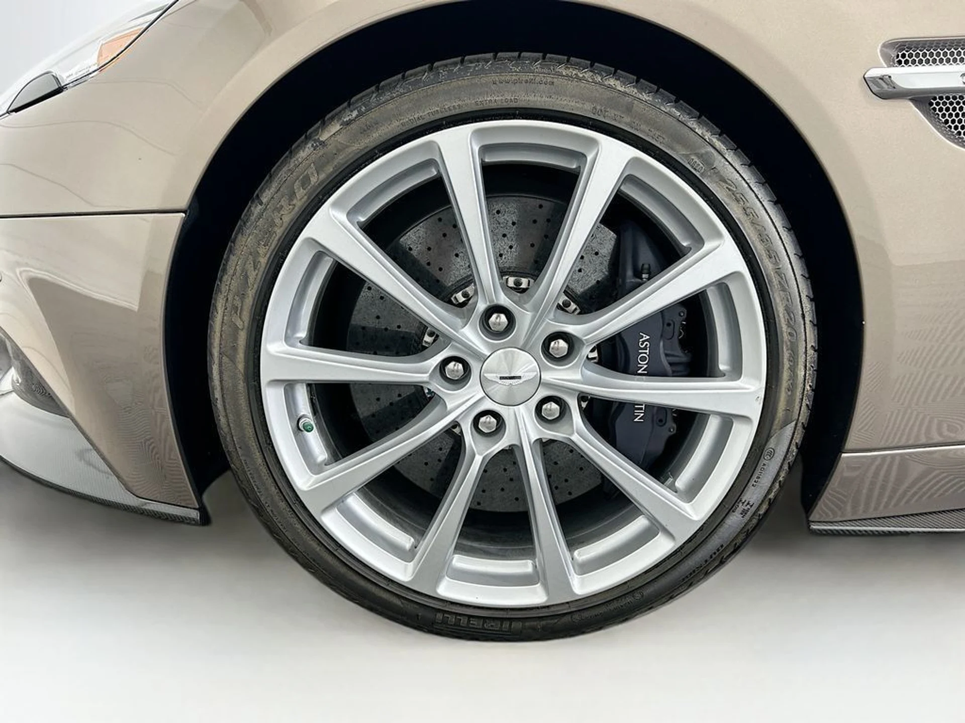 mph025_230471623_used_2017_aston_martin_vanquish_volante_8119_22986074_26_1024_23a900153b