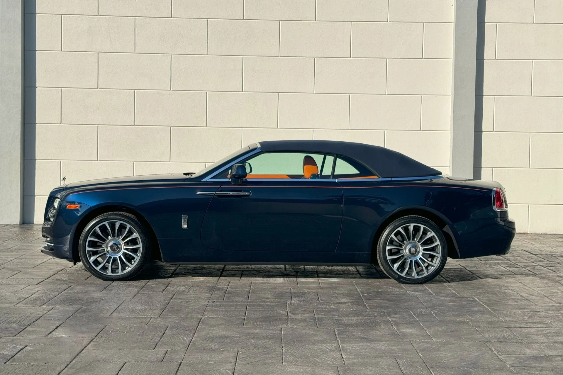 mph025_2305739031_Used_2019_Rolls_Royce_Dawn_1739202184_22b1a481d3