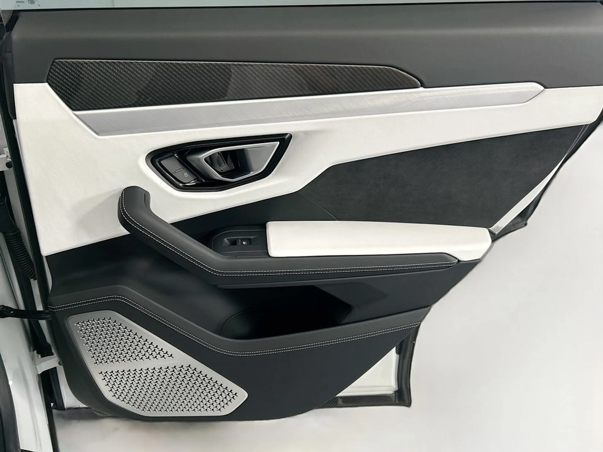 mph025_2314058021_used_2020_lamborghini_urus_awd_8119_23020577_26_1024_e7bed6589b