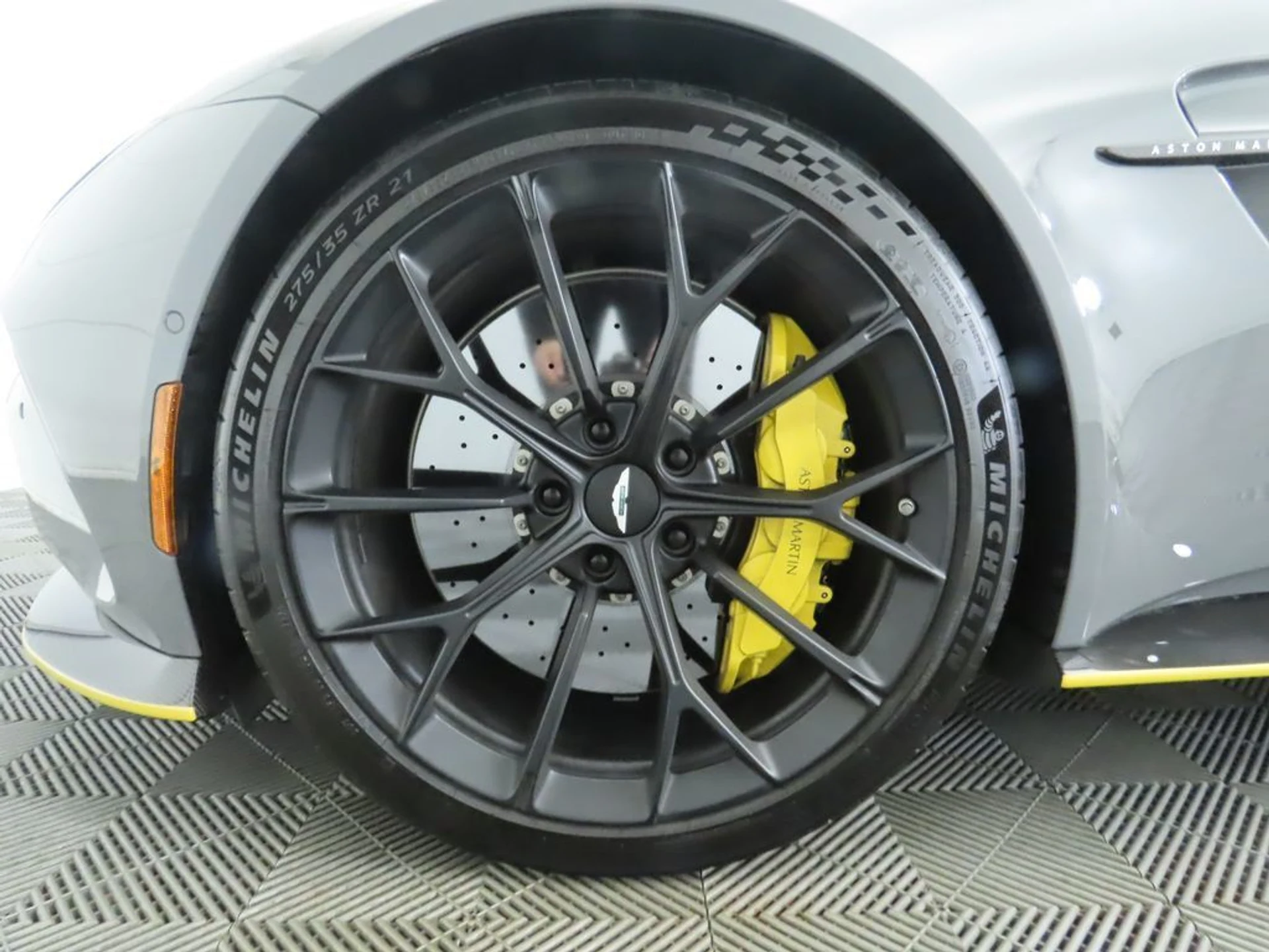 mph025_2331977305_used_2025_aston_martin_vantage_coupe_8119_22951526_26_1024_0e3e723286