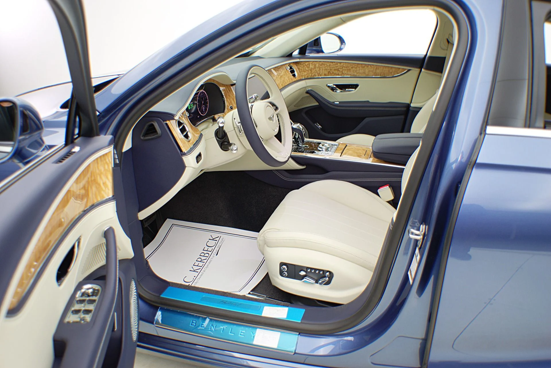 mph025_2334714267_Used_2022_Bentley_Flying_Spur_Hybrid_3f5c135a00
