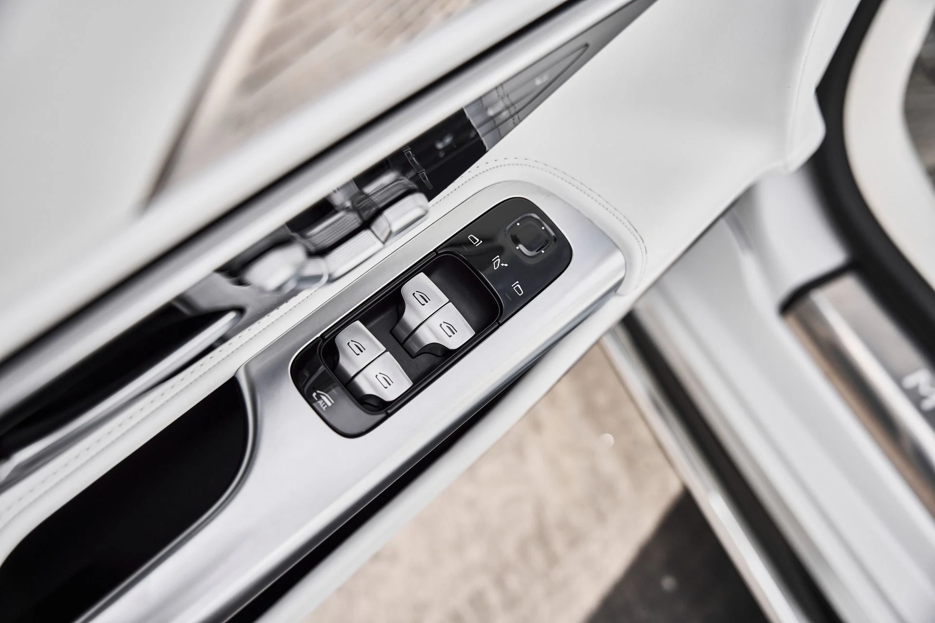 mph025_2337751783_Used_2026_Mercedes_Benz_SL_Class_Maybach_SL_680_1777159935_be9b0f6fc4