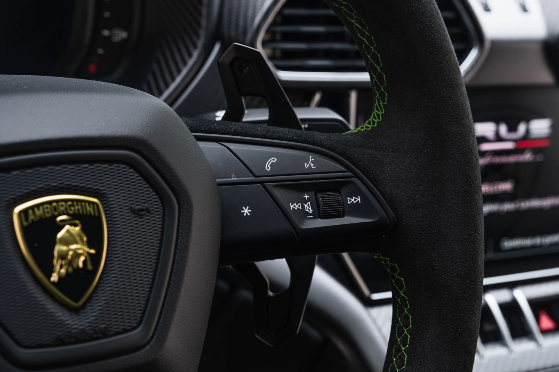 mph025_2338757148_Used_2023_Lamborghini_Urus_Performante_1779121057_65023f2bad