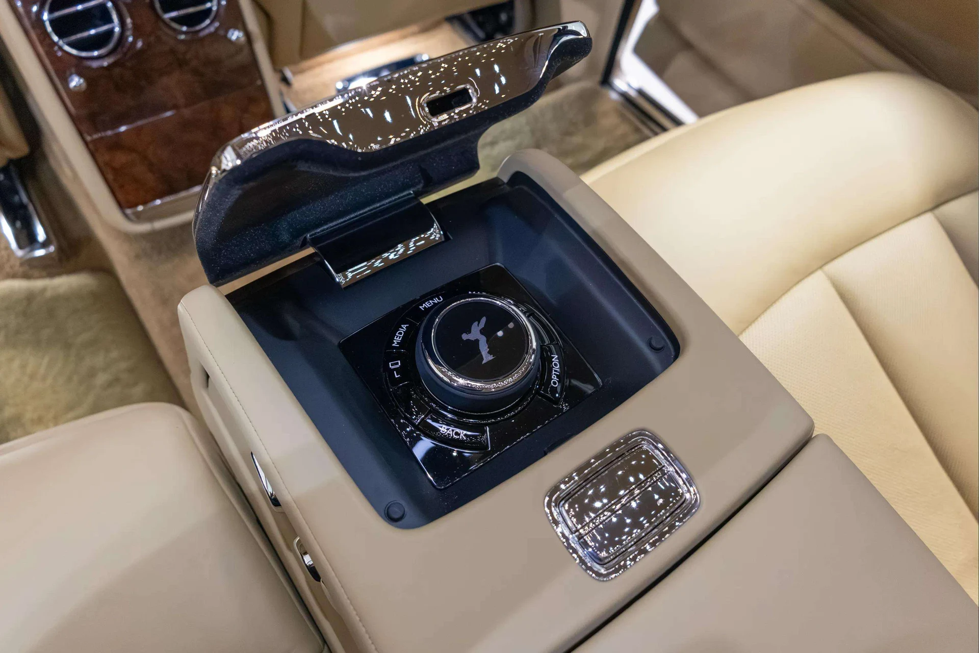 mph025_2341600475_e56ef408_a7d0_49f3_b3cc_e86d3a41a58e_201920_Rolls_Royce20_Phantom2028_SCA_687_S59_KU_10466929_25_151f860820