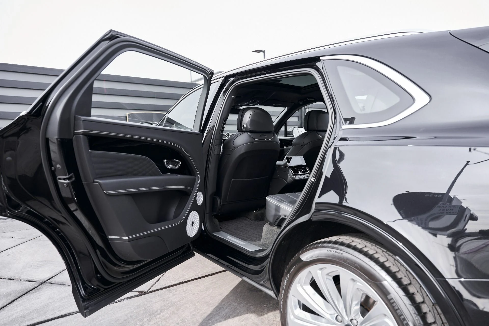 mph025_23426370_Used_2023_Bentley_Bentayga_EWB_Azure_1769048625_2645229372