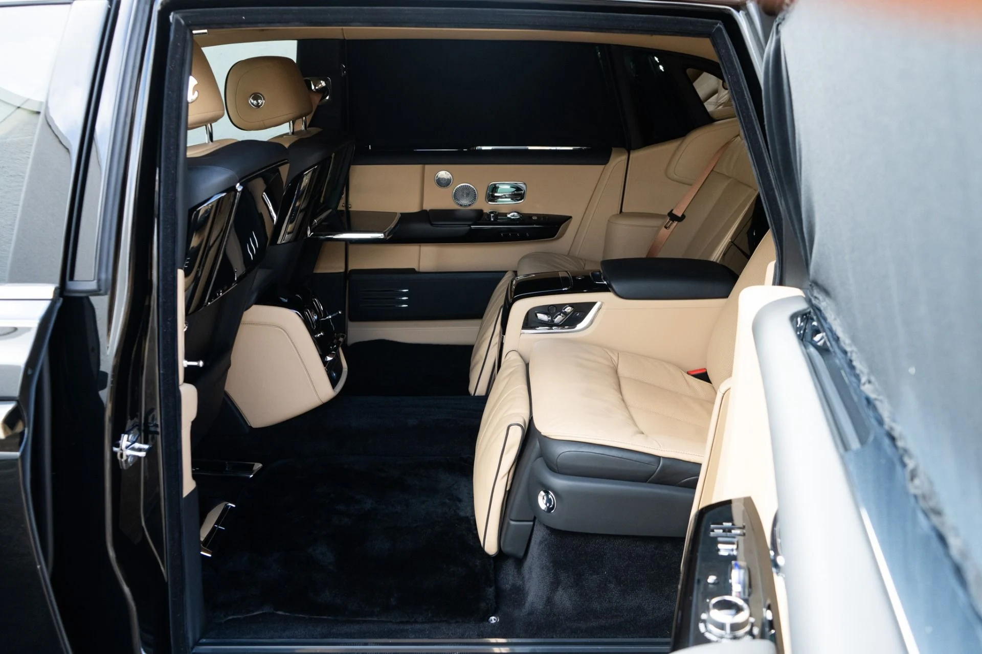 mph025_2350710931_Used_2022_Rolls_Royce_Phantom_EWB_1771455948_3c89261f43