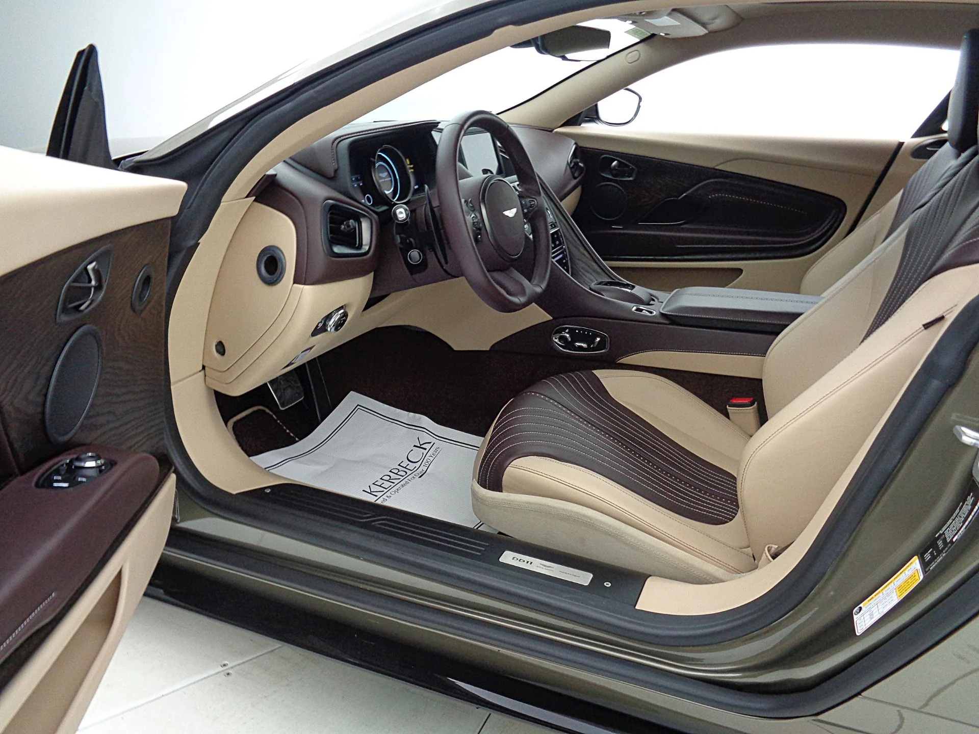 mph025_2386930496_Used_2018_Aston_Martin_DB_11_V12_Coupe_a37e068bdb