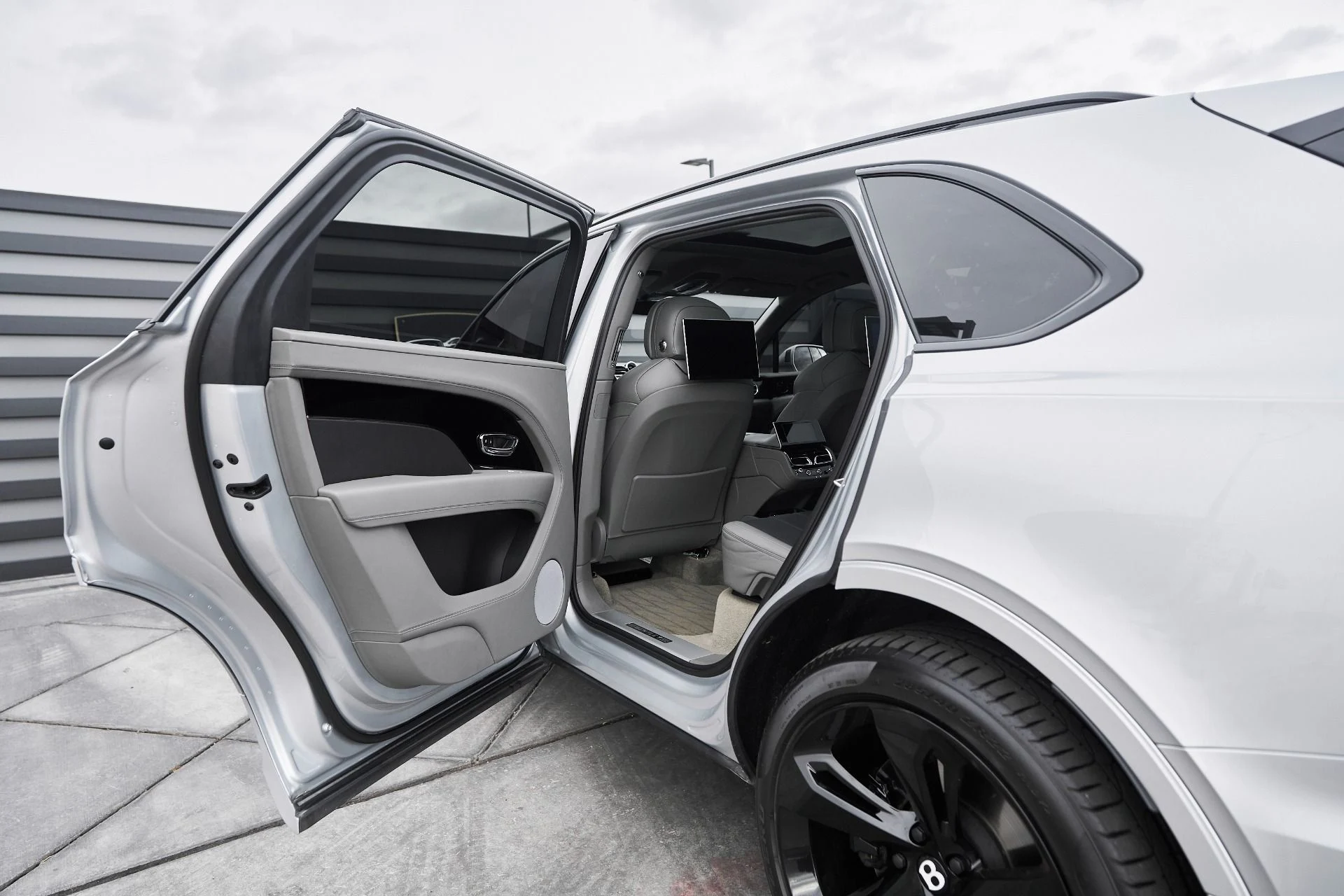 mph025_2388190242_Used_2023_Bentley_Bentayga_EWB_Azure_1763502502_89e06adacc