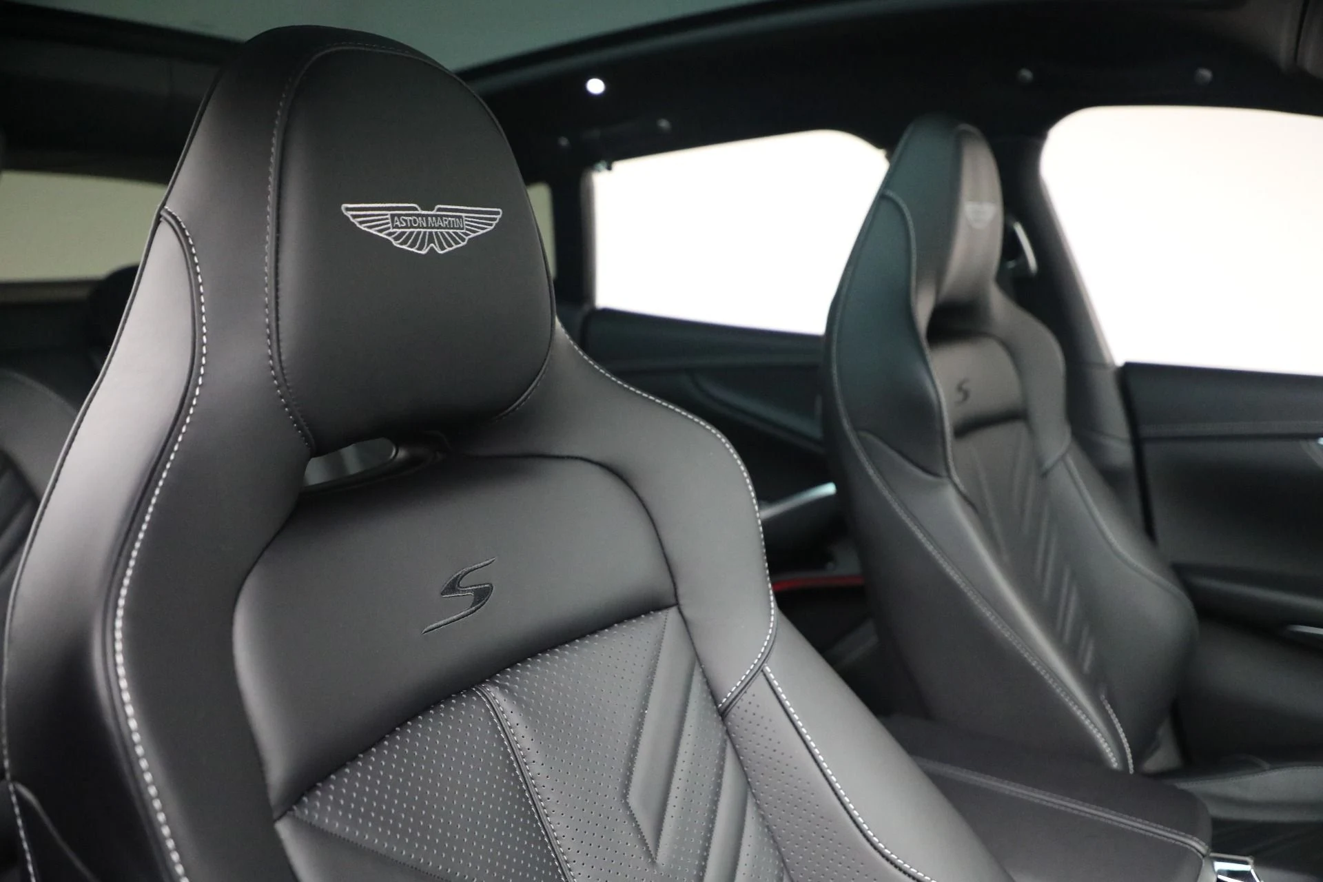 mph025_2427391721_New_2026_Aston_Martin_DBX_S_1771452584_ee646946a5