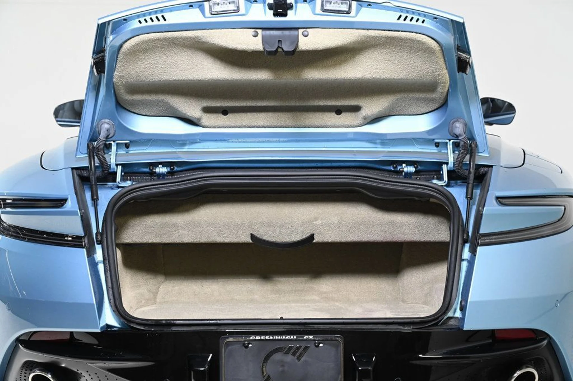 mph025_2446386301_used_2024_aston_martin_db12_volante_11350_22946063_25_1024_6015732557