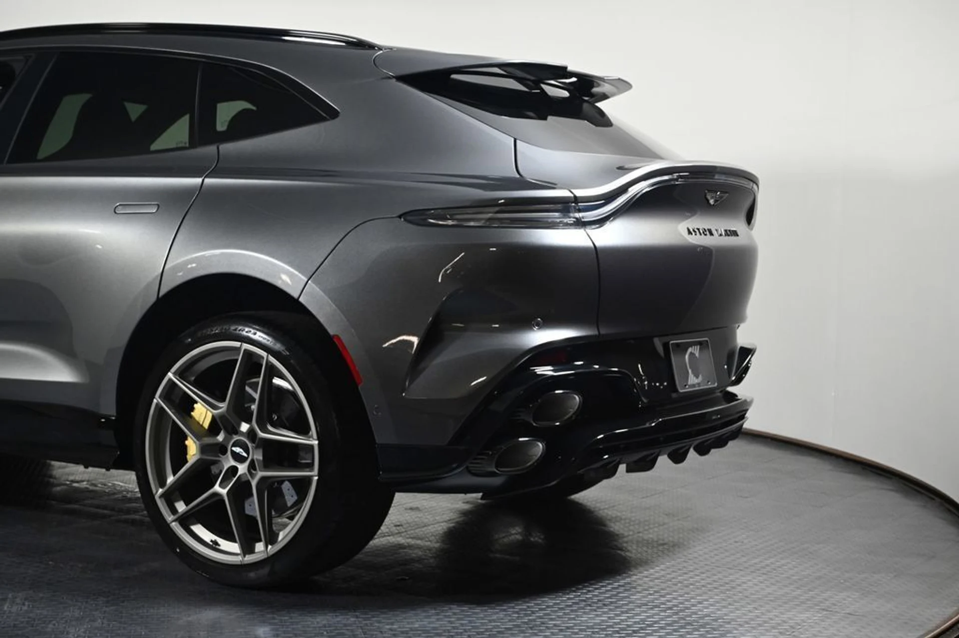 mph025_2448149623_new_2026_aston_martin_dbx_sawd_11350_23029728_26_1024_55f30391ca