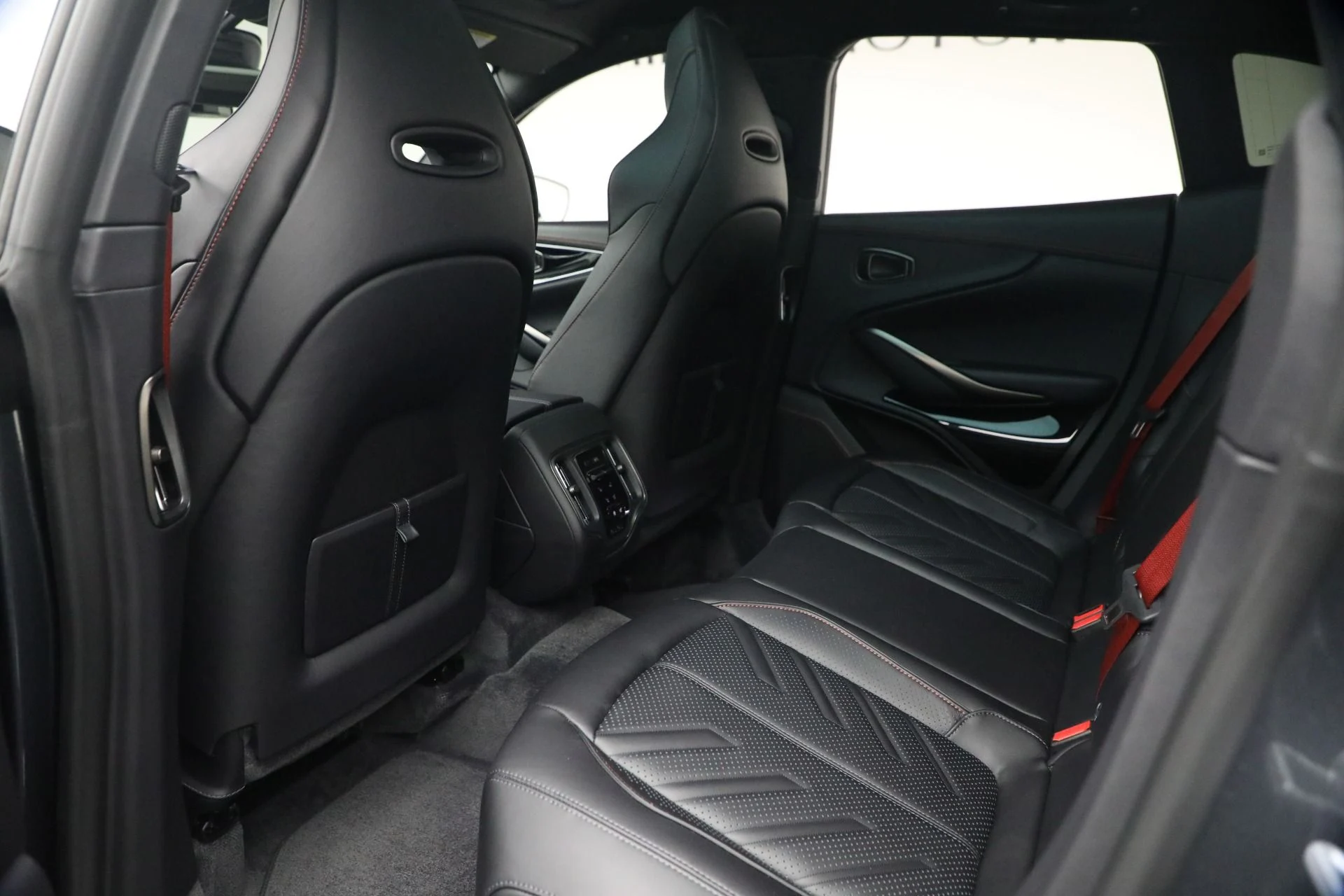 mph025_2451013184_New_2026_Aston_Martin_DBX_S_1775590546_7aed80e9bf