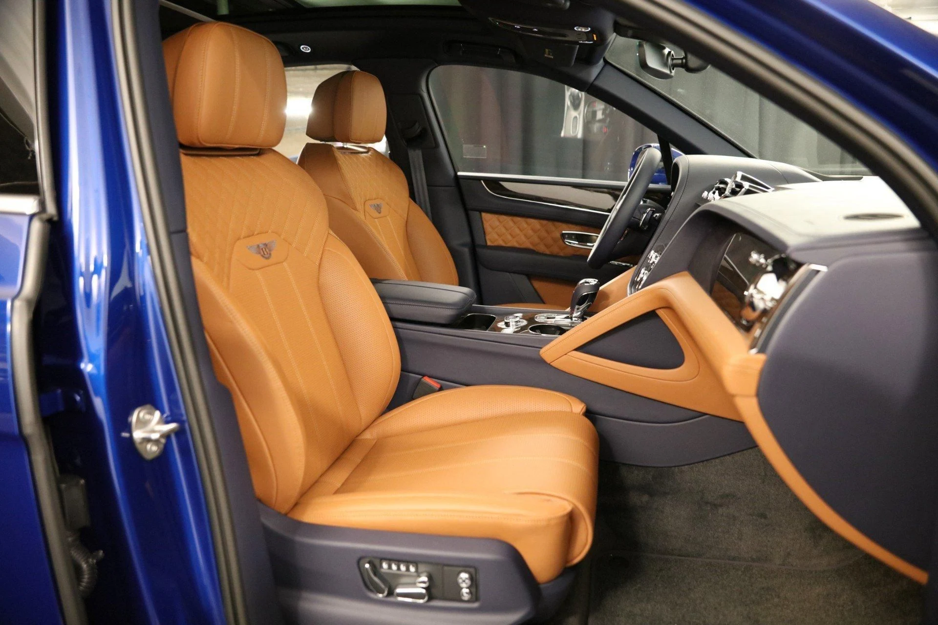 mph025_2459784700_Used_2022_Bentley_Bentayga_V8_1678278183_8cb38c155a