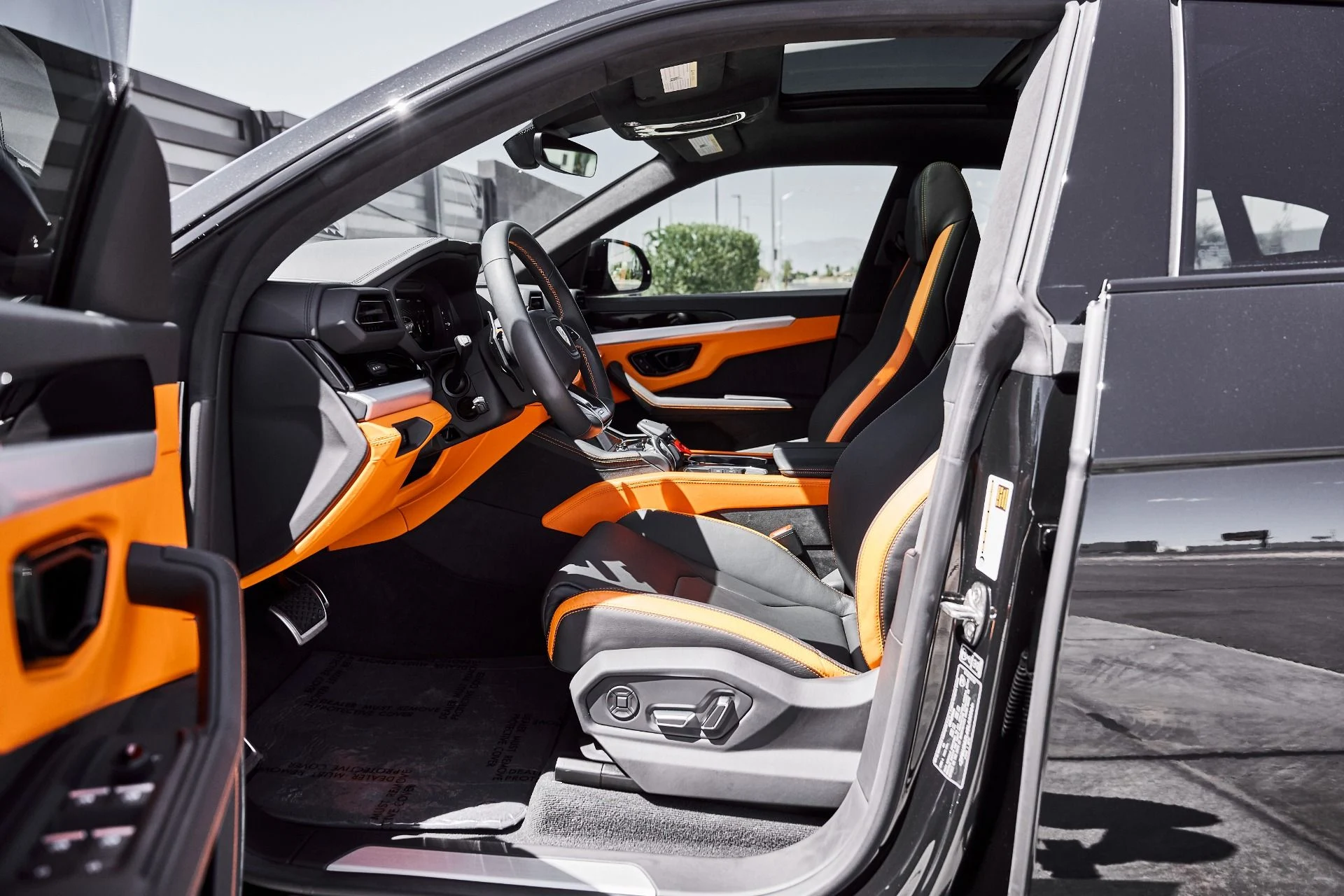 mph025_2470404697_Used_2025_Lamborghini_Urus_SE_1779992000_4ec18c91be
