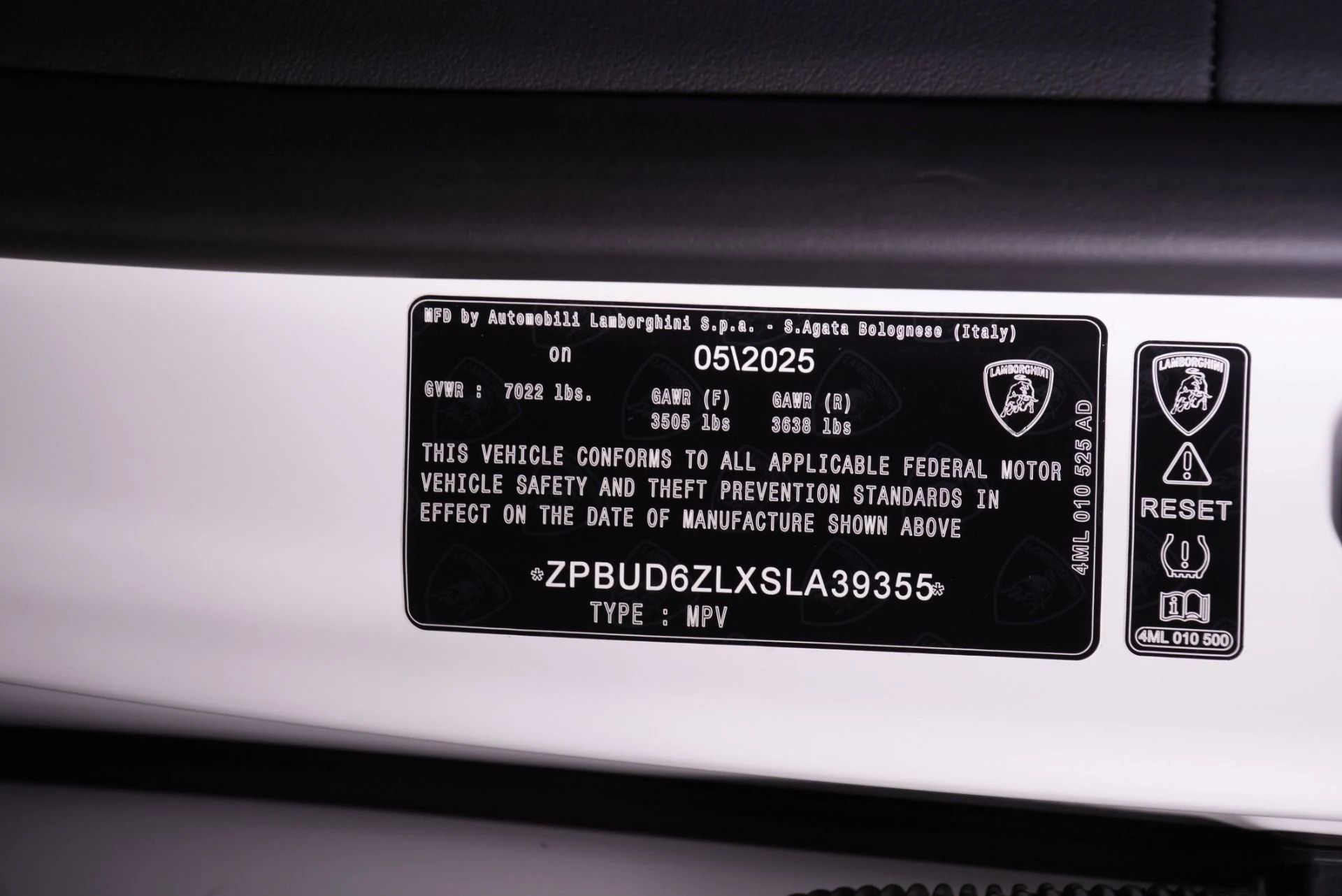 mph025_2477549750_New_2025_Lamborghini_Urus_SE_1760546686_af0ffe18f9