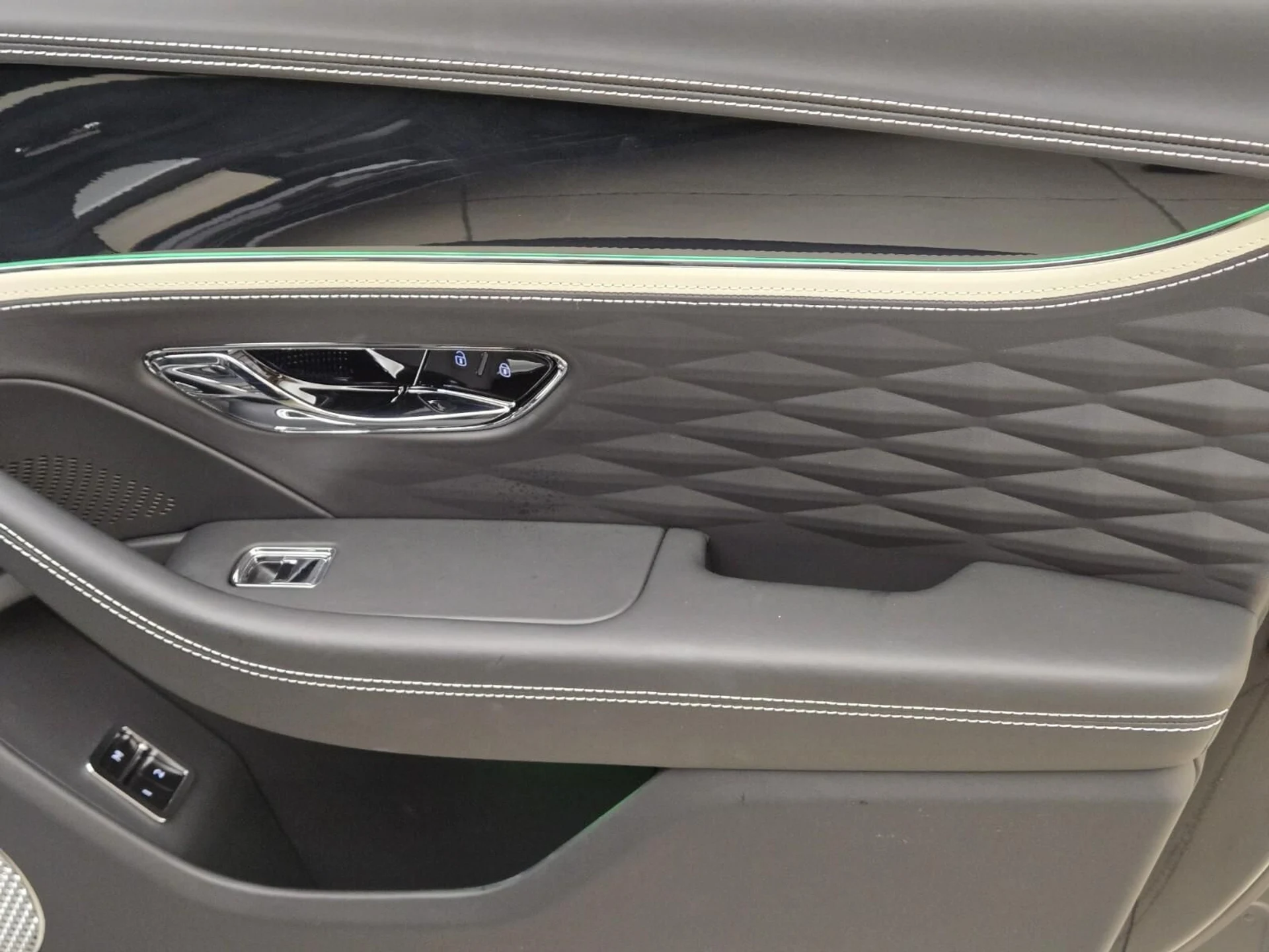 mph025_2478624705_Used_2024_Bentley_Flying_Spur_Speed_Edition_12_1784266929_a3dbc0ade6