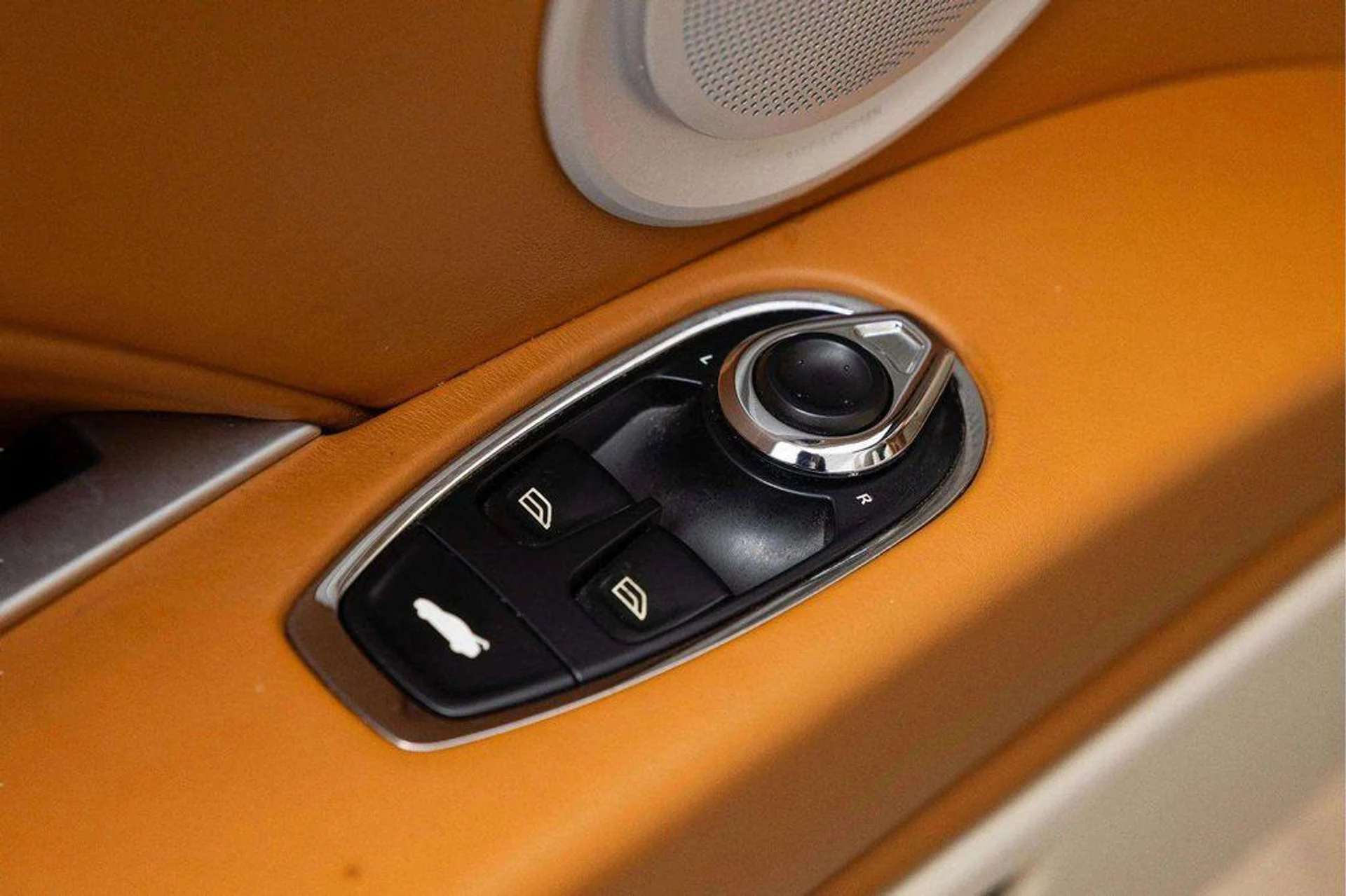 mph025_2479425423_ud_CE_9wi_M61zt7_Od04_Mn_Rx_GL_Qy_M_2b15a0e04f