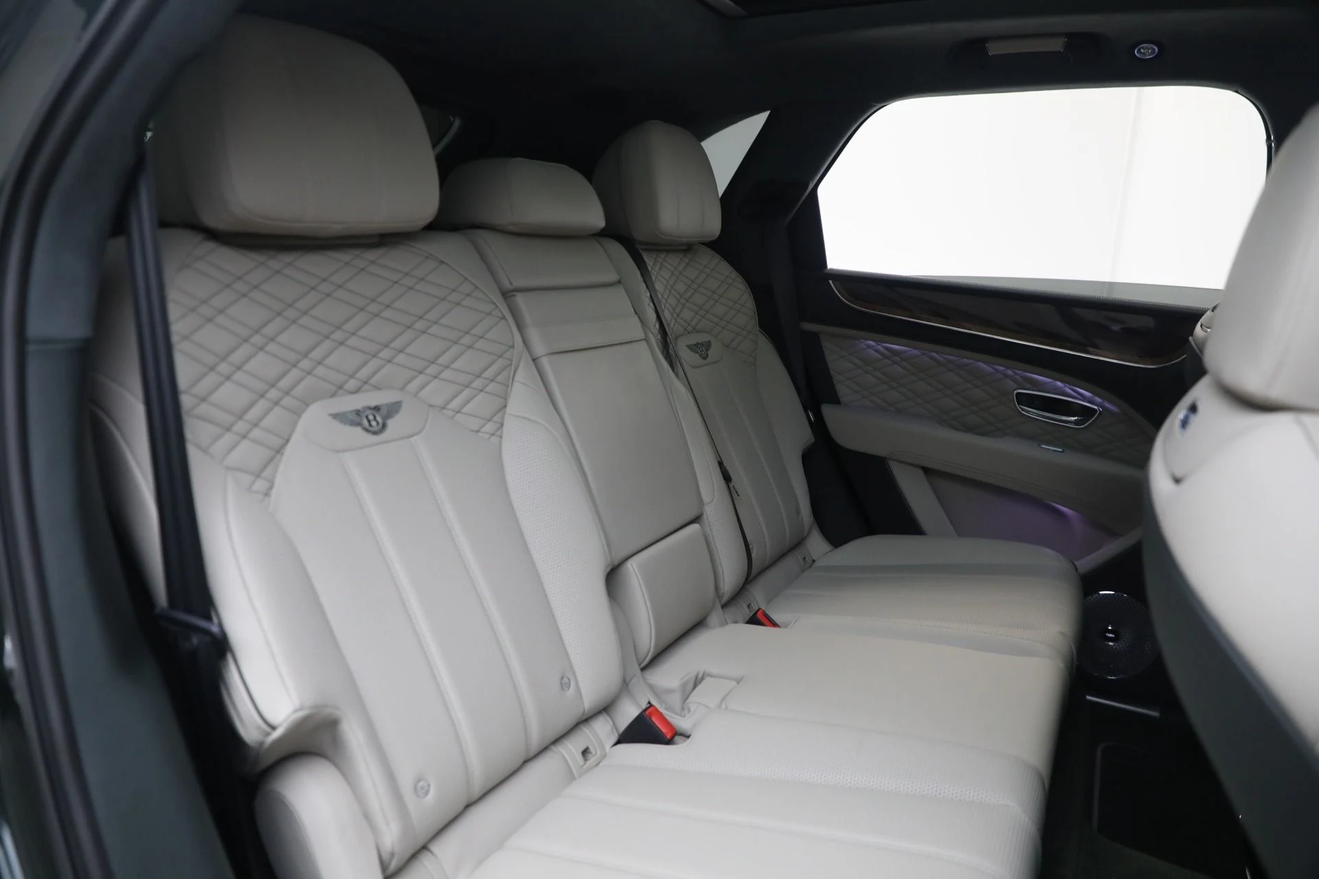 mph025_2480263991_New_2023_Bentley_Bentayga_V8_0a92d3e1fd