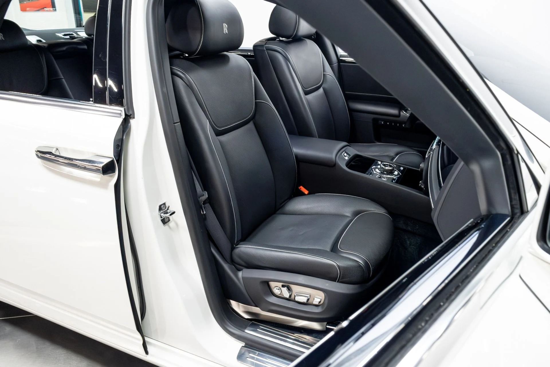 mph025_2487947880_Used_2016_Rolls_Royce_Ghost_1775019332_99eb98e1d9