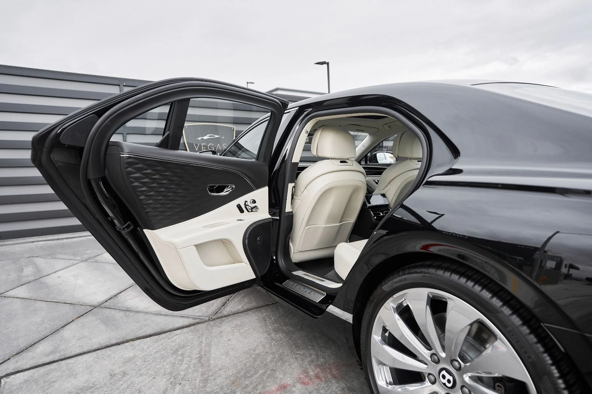 mph025_2494131513_Used_2022_Bentley_Flying_Spur_V8_1763502795_eb1c1c74db