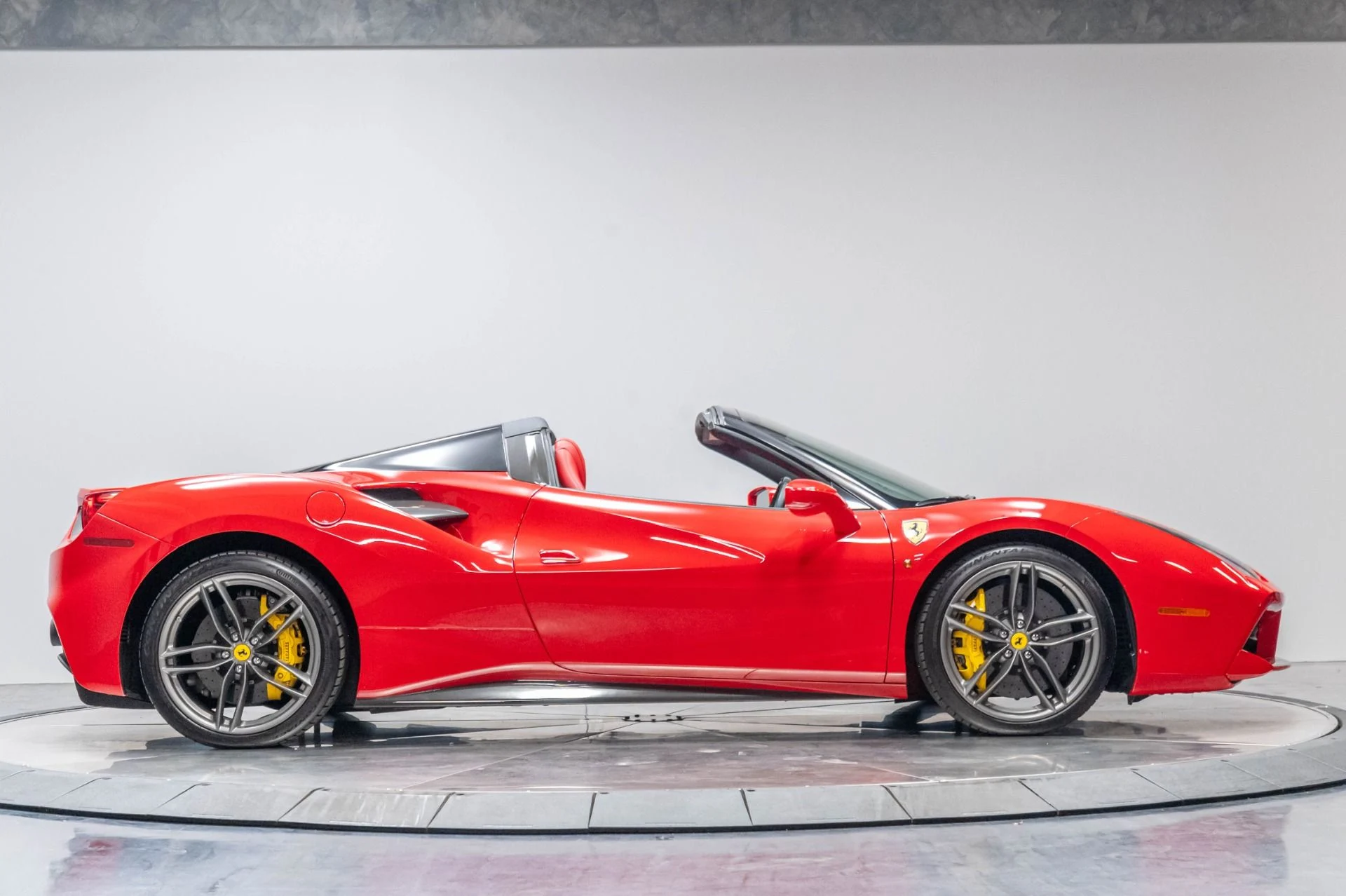 mph025_2498831181_Used_2018_Ferrari_488_Spider_1786656638_86ba551234