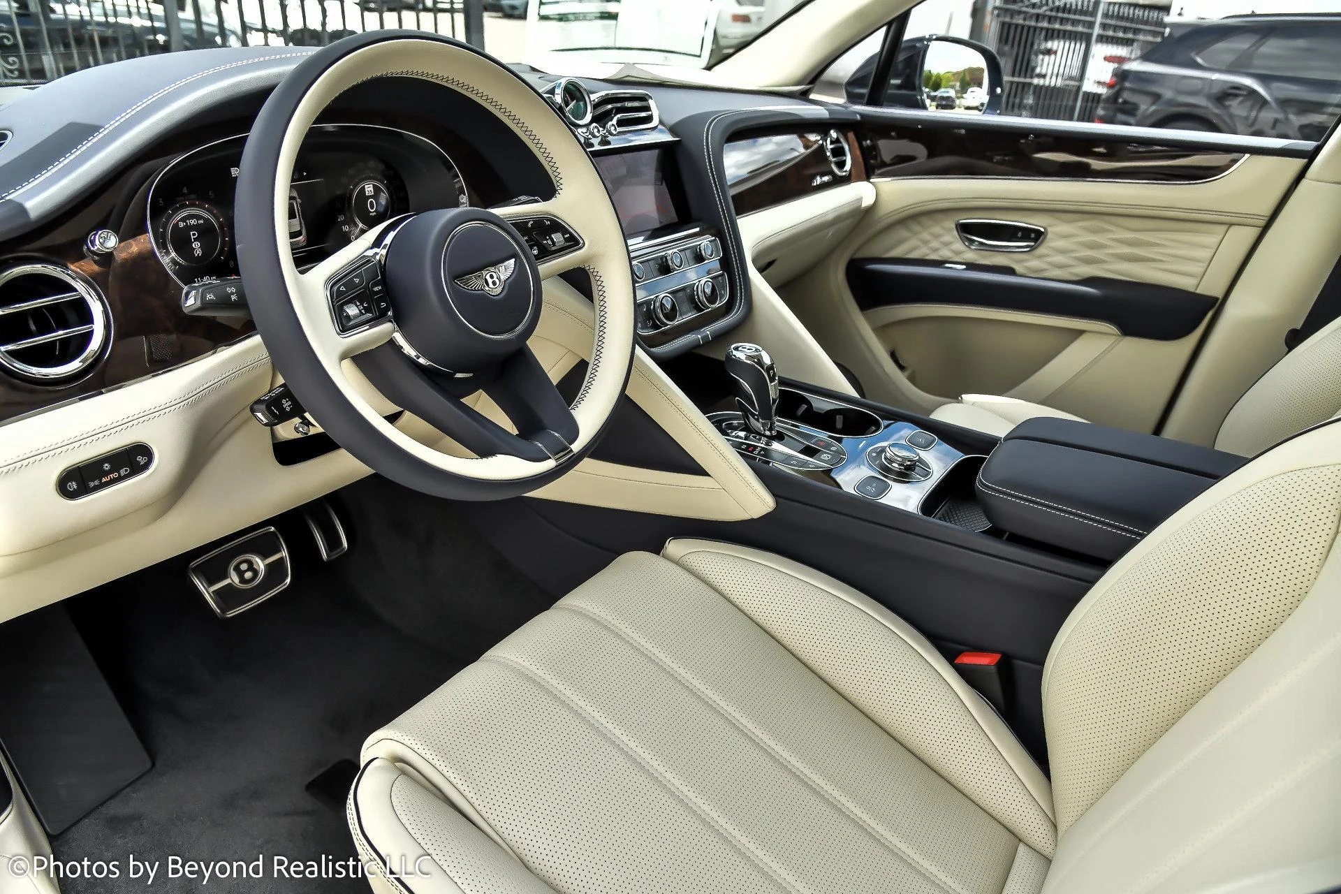 mph025_2509137004_Used_2024_Bentley_Bentayga_Azure_1760342160_f8a11560d3