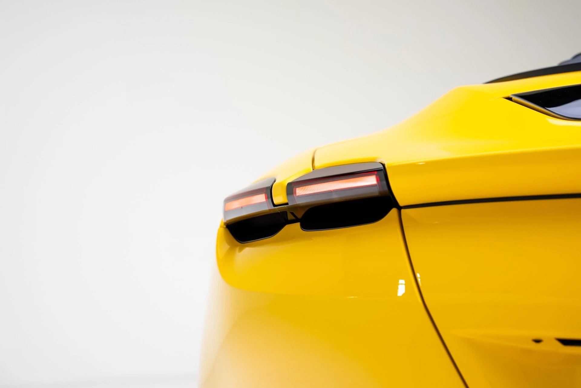 mph025_2515796297_Used_2025_Ferrari_Roma_Spider_1768435062_f1e3f73a61