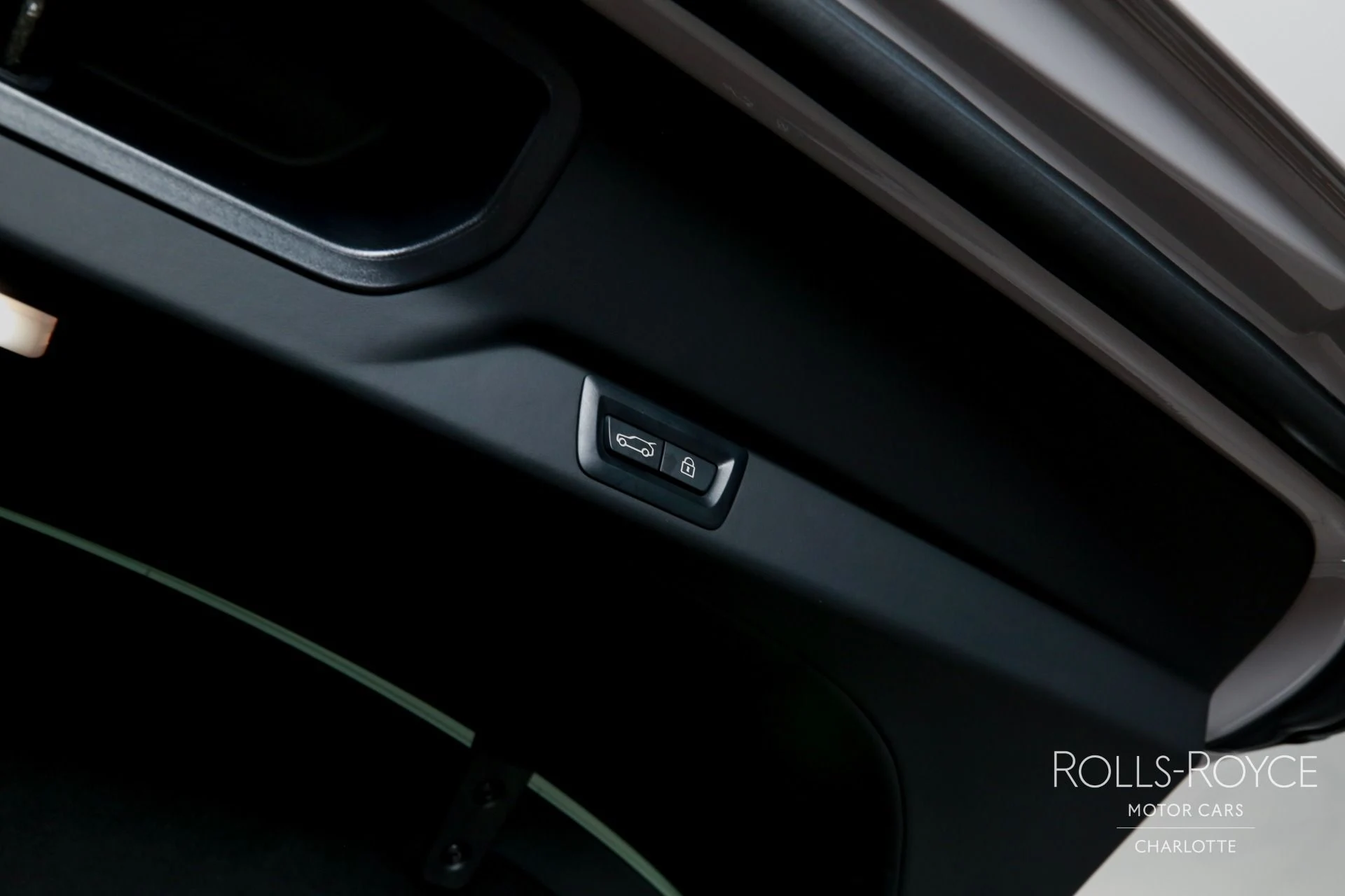 mph025_2536126168_Used_2024_Rolls_Royce_Black_Badge_Cullinan_1765396280_d8c1dd0263