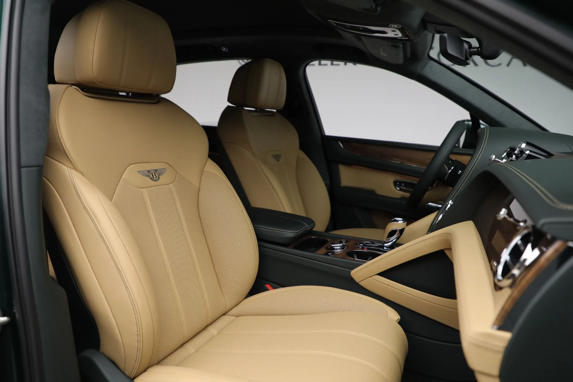 mph025_2544116085_New_2025_Bentley_Bentayga_V8_442870c01a