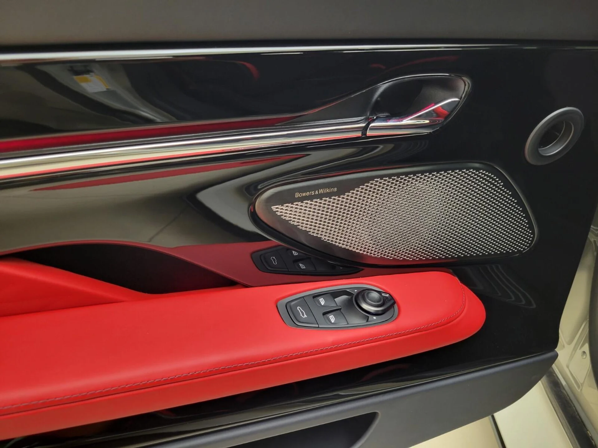 mph025_2545860631_Used_2024_Aston_Martin_DB_12_1734001277_3b80fd2542